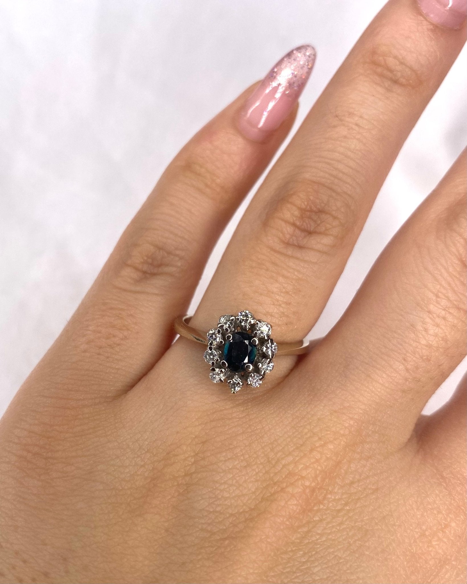 Bague Marguerite Saphir 0.52 carat &amp; 10 Diamants "Louisa" - Elliade Paris