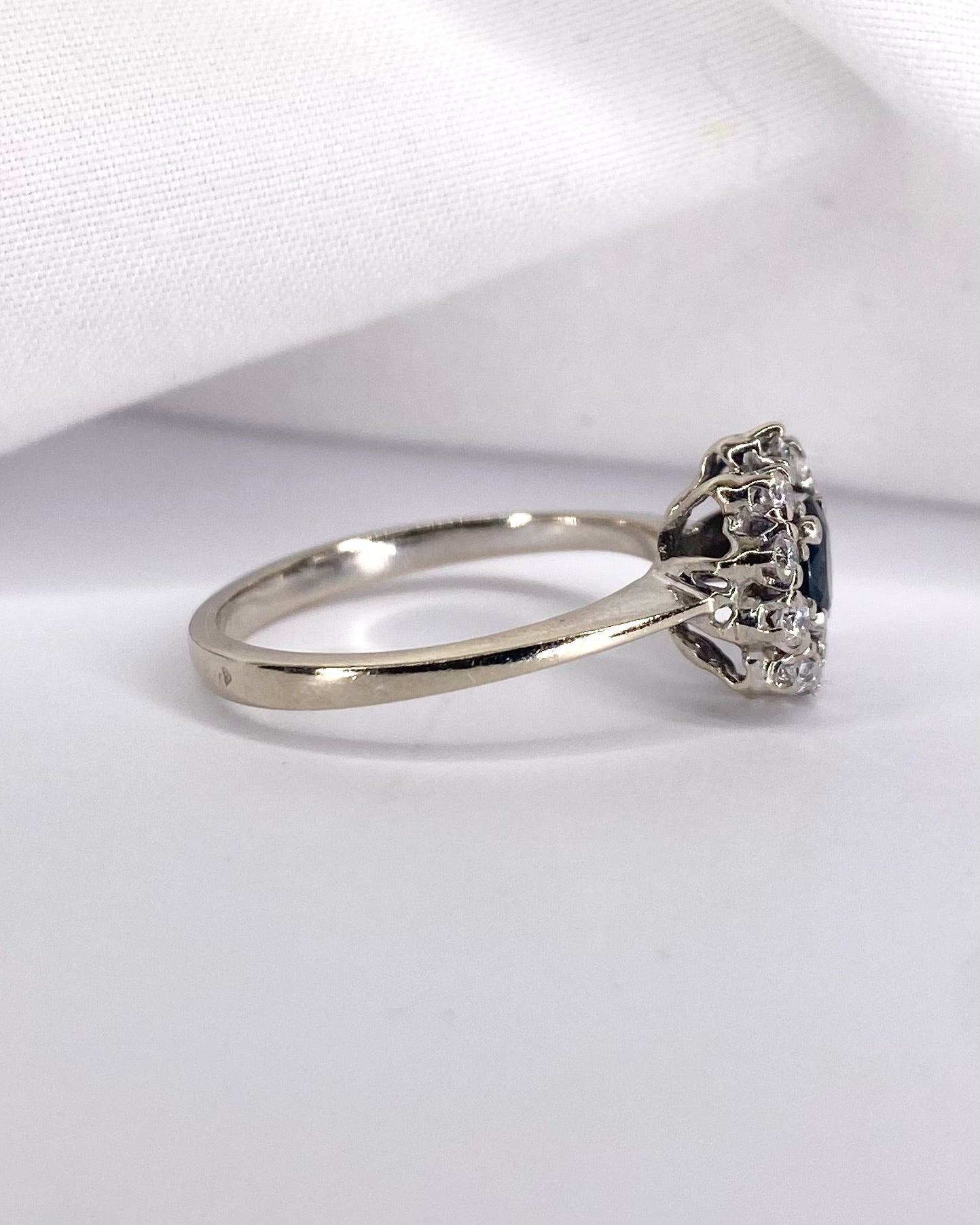 Bague Marguerite Saphir 0.52 carat &amp; 10 Diamants "Louisa" - Elliade Paris