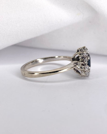 Bague Marguerite Saphir 0.52 carat &amp; 10 Diamants "Louisa" - Elliade Paris