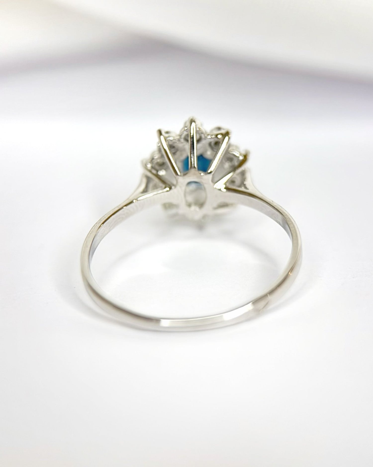 Bague Marguerite Saphir 0.52 carat &amp; Diamants "Germaine" - Elliade Paris