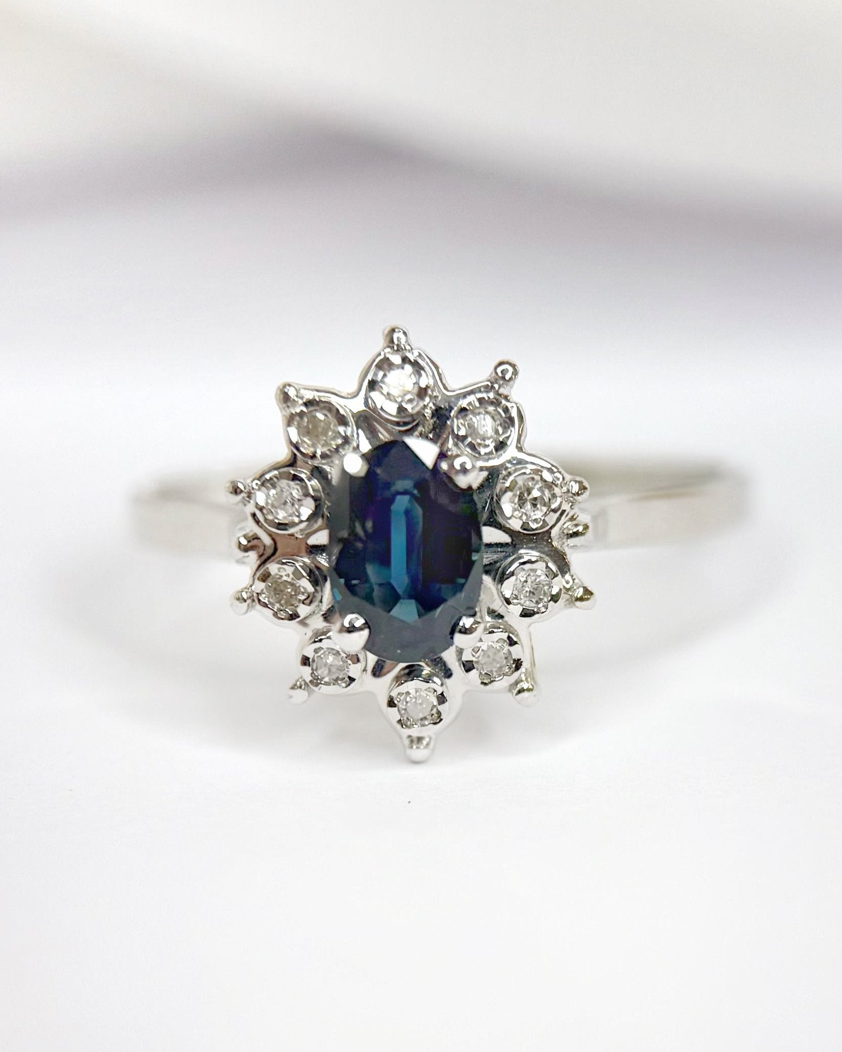 Bague Marguerite Saphir 0.52 carat &amp; Diamants "Germaine" - Elliade Paris