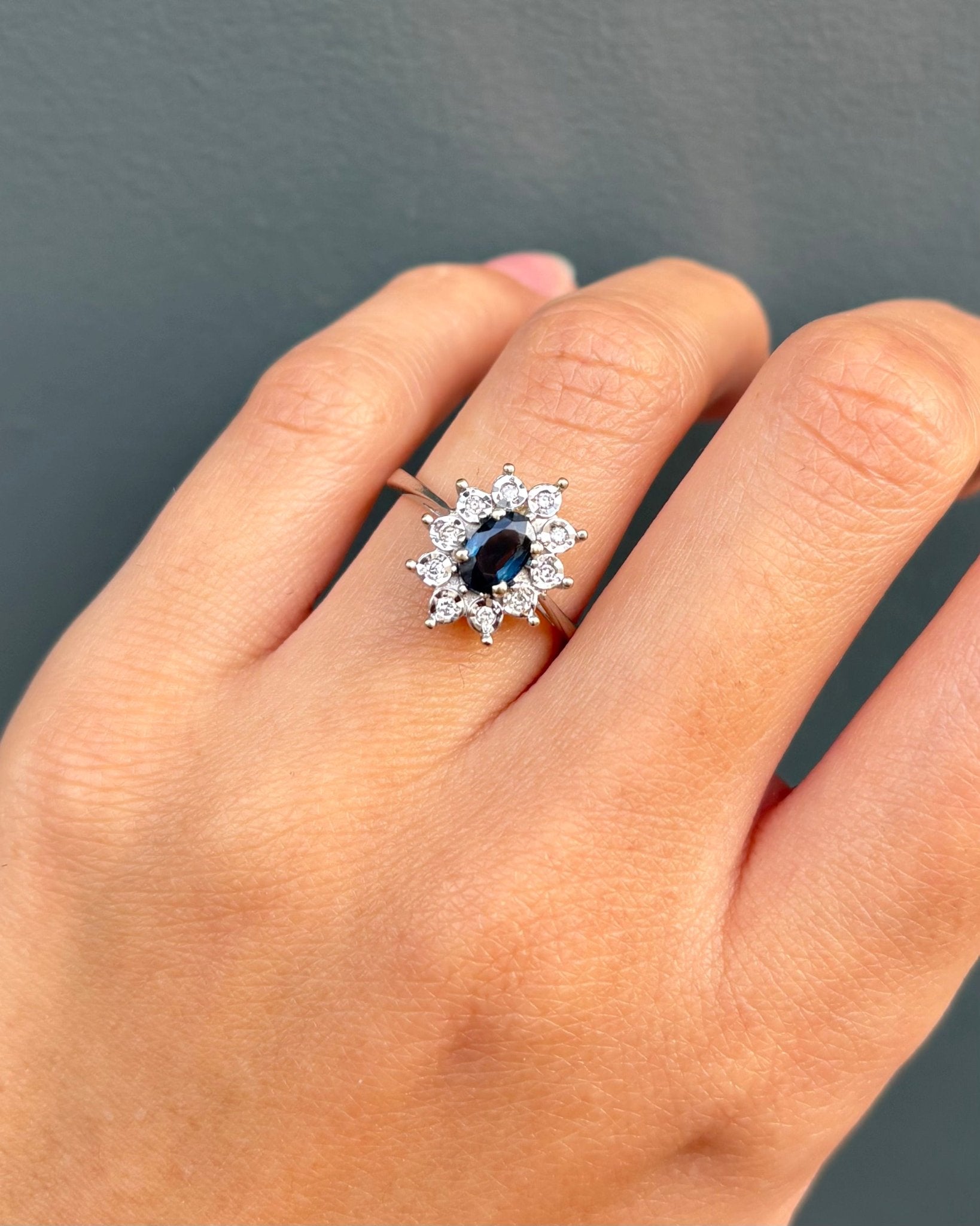 Bague Marguerite Saphir 0.53 carat &amp; 10 Diamants "Olga" - Elliade Paris