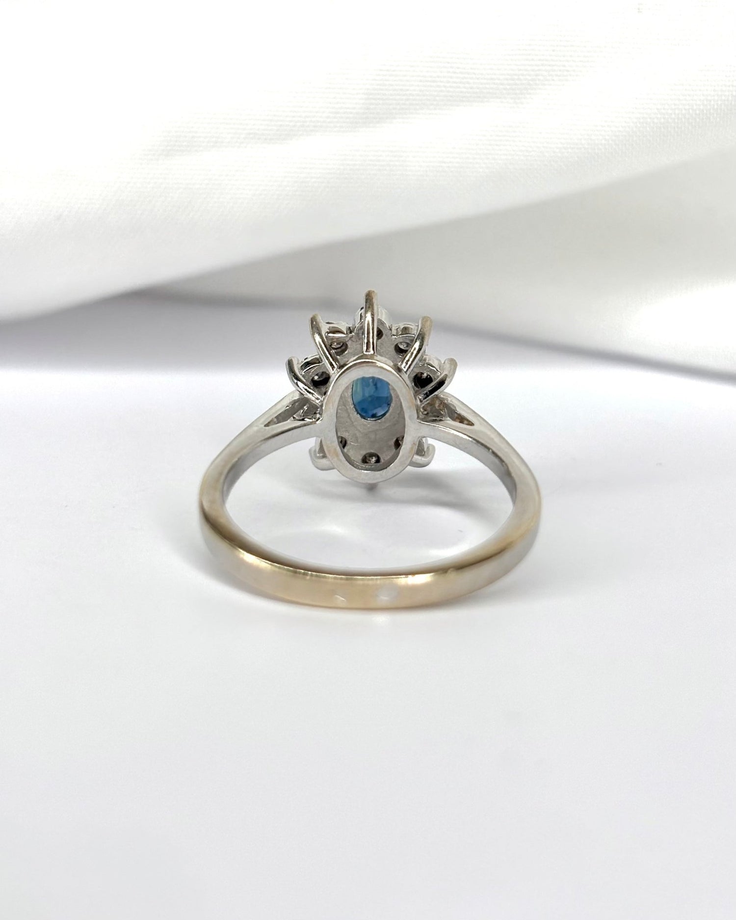 Bague Marguerite Saphir 0.53 carat &amp; 10 Diamants &quot;Olga&quot; - Elliade Paris