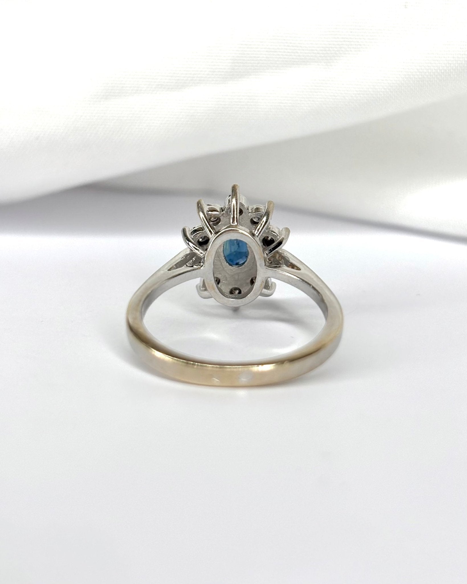 Bague Marguerite Saphir 0.53 carat &amp; 10 Diamants "Olga" - Elliade Paris