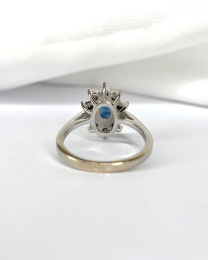 Bague Marguerite Saphir 0.53 carat &amp; 10 Diamants &quot;Olga&quot; - Elliade Paris