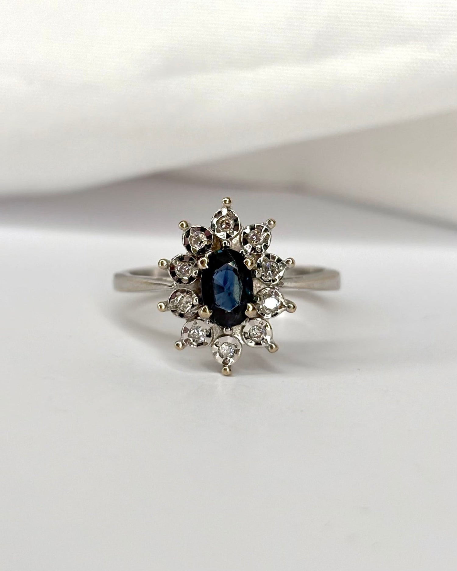 Bague Marguerite Saphir 0.53 carat &amp; 10 Diamants &quot;Olga&quot; - Elliade Paris