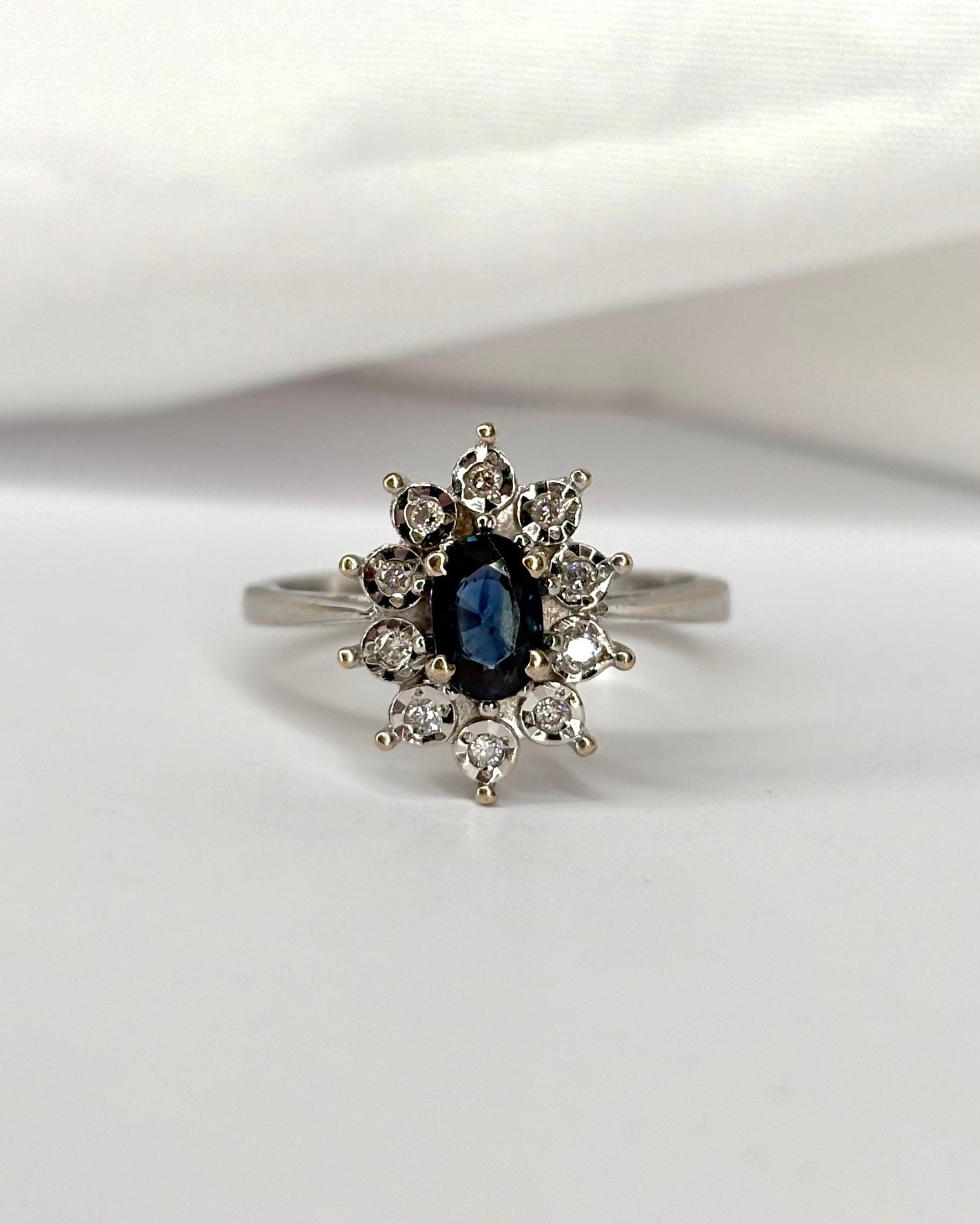 Bague Marguerite Saphir 0.53 carat &amp; 10 Diamants "Olga" - Elliade Paris