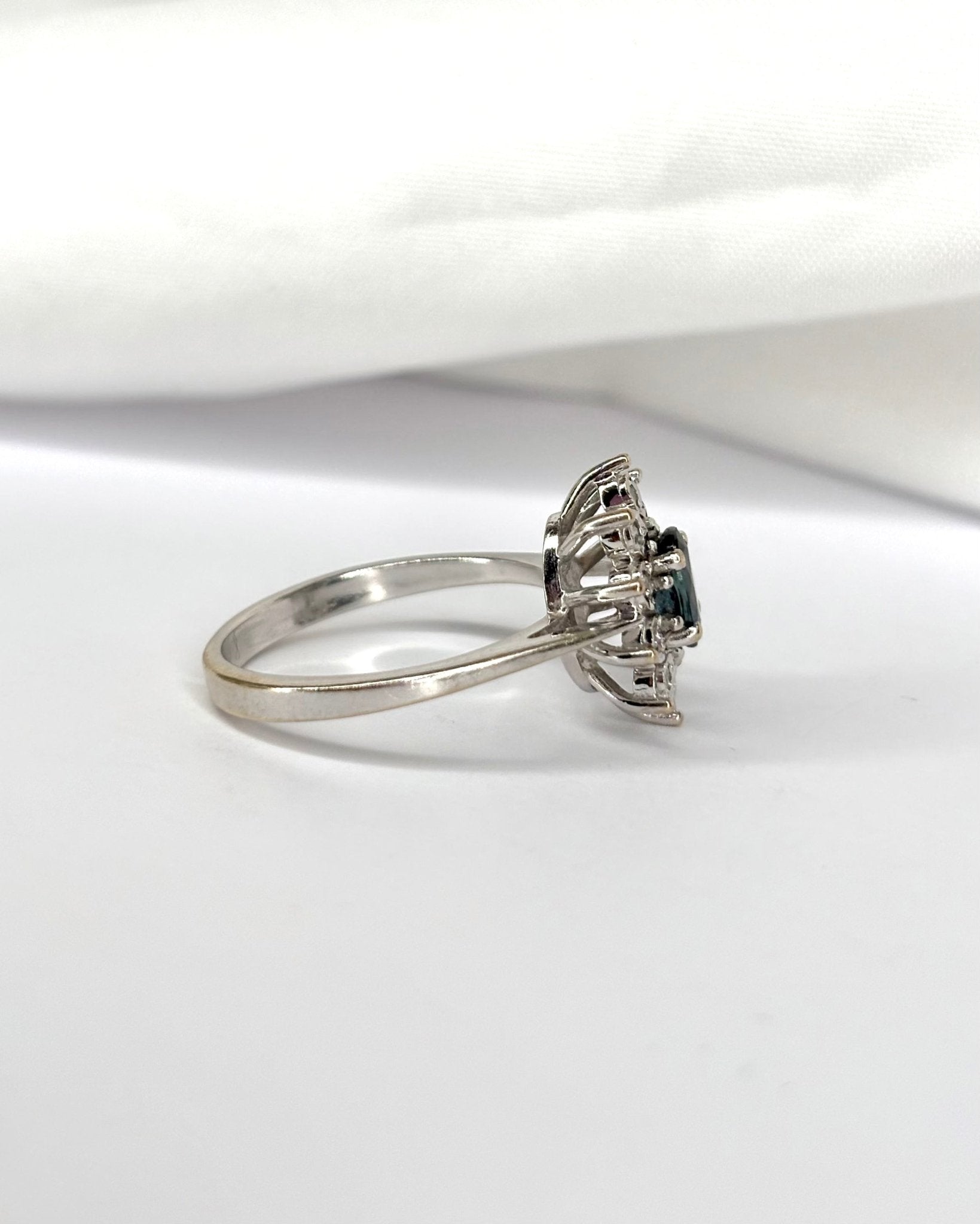 Bague Marguerite Saphir 0.53 carat &amp; 10 Diamants "Olga" - Elliade Paris
