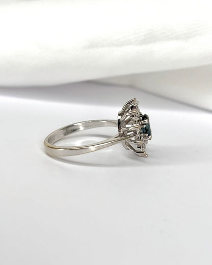 Bague Marguerite Saphir 0.53 carat &amp; 10 Diamants &quot;Olga&quot; - Elliade Paris