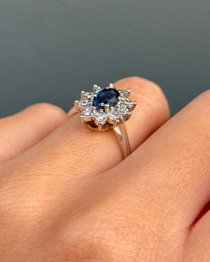 Bague Marguerite Saphir 0.53 carat &amp; 10 Diamants &quot;Olga&quot; - Elliade Paris