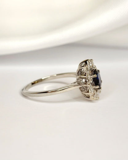 Bague Marguerite Saphir 0.53 carat &amp; Diamants 0.36 carat "Sarah" - Elliade Paris