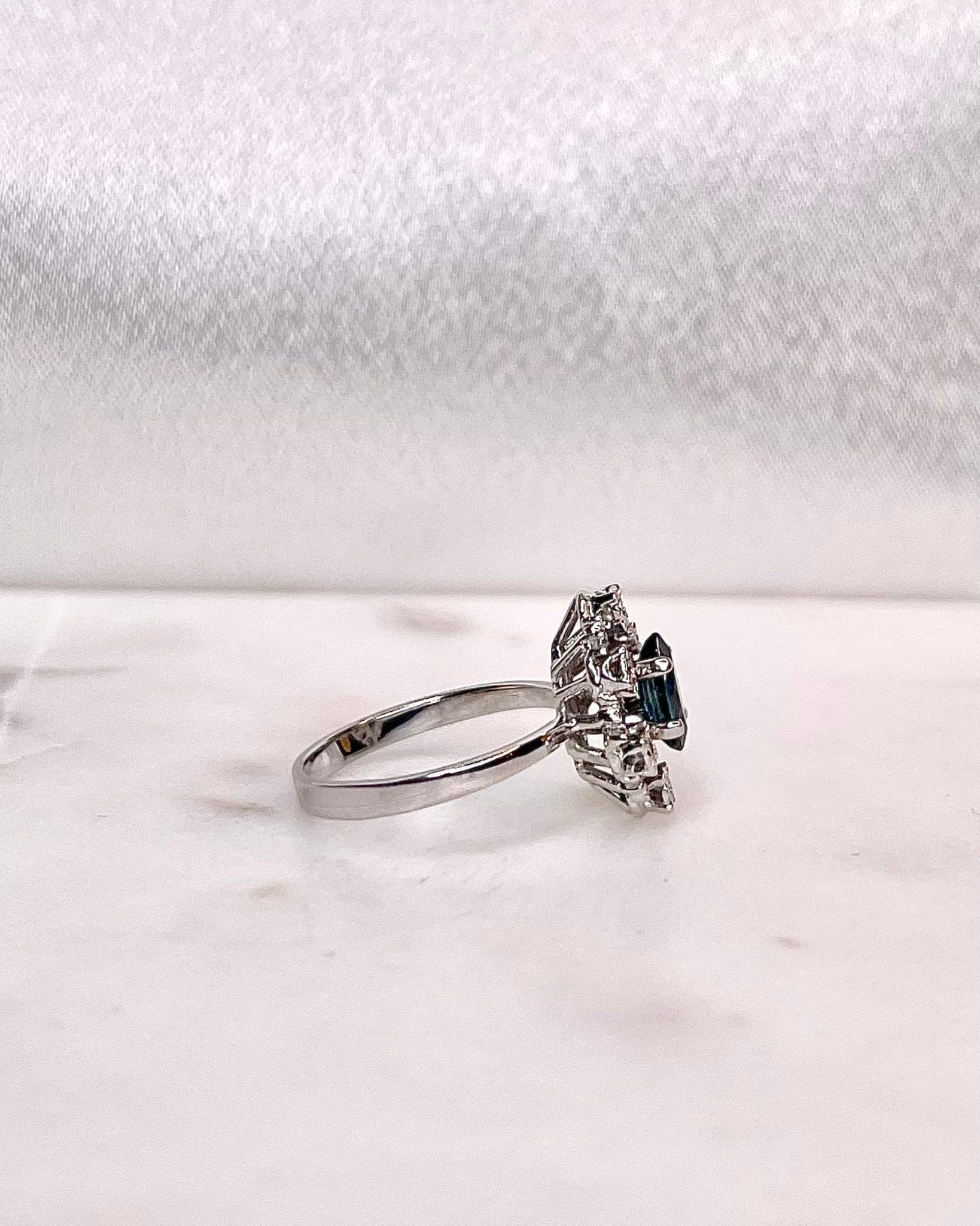 Bague Marguerite Saphir 0.53 carat &amp; Diamants "Nahia" - Elliade Paris