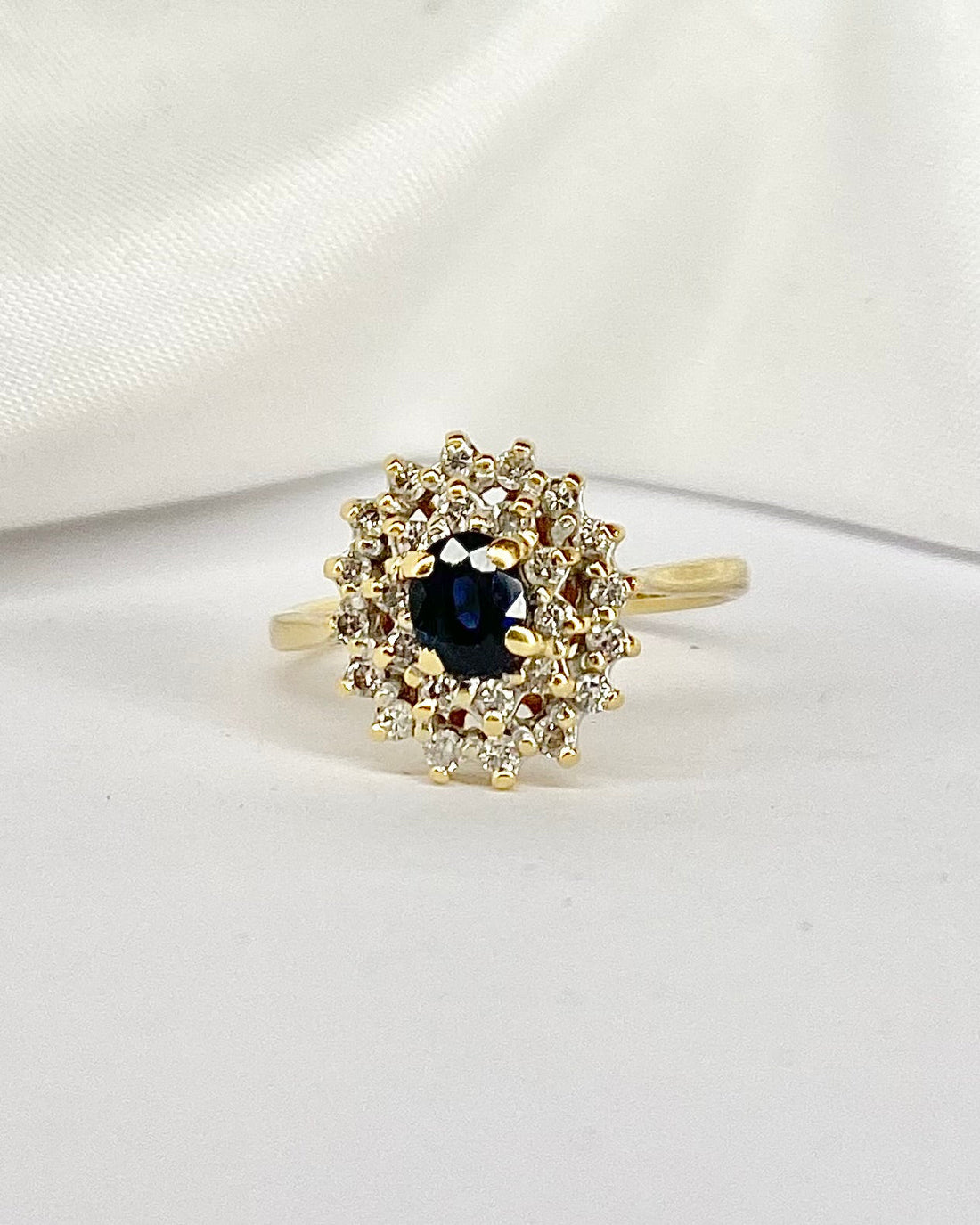 Bague Marguerite Saphir 0.54 carat &amp; 26 Diamants &quot;Georgina&quot; - Elliade Paris