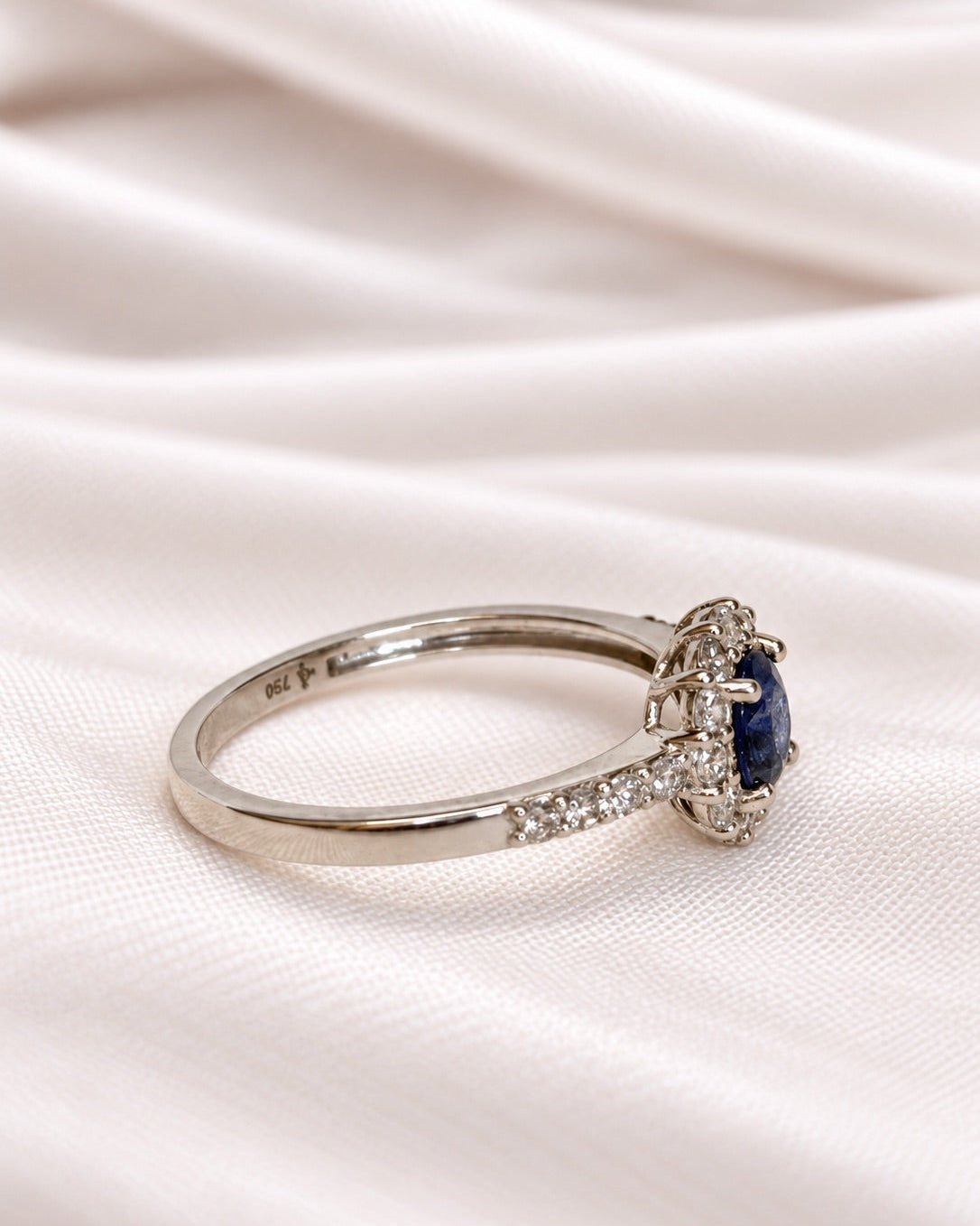 Bague Marguerite Saphir 0.54 carat &amp; Diamants 0.35 carat "Amélia" - Elliade Paris