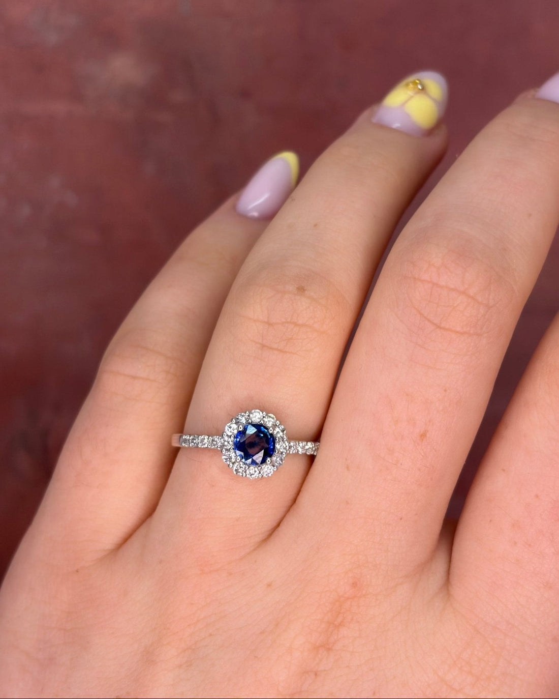 Bague Marguerite Saphir 0.54 carat &amp; Diamants 0.35 carat "Amélia" - Elliade Paris