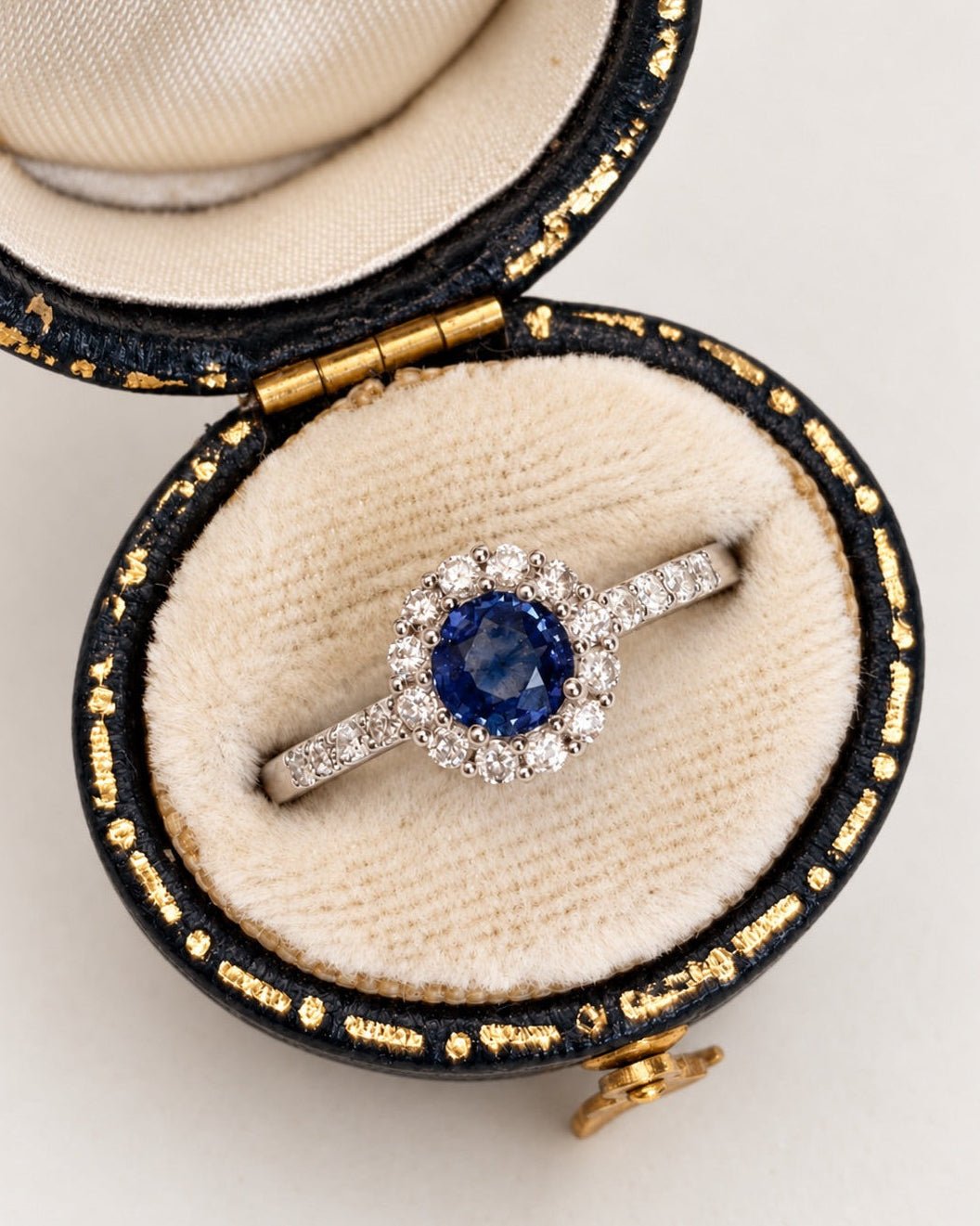 Bague Marguerite Saphir 0.54 carat &amp; Diamants 0.35 carat "Amélia" - Elliade Paris