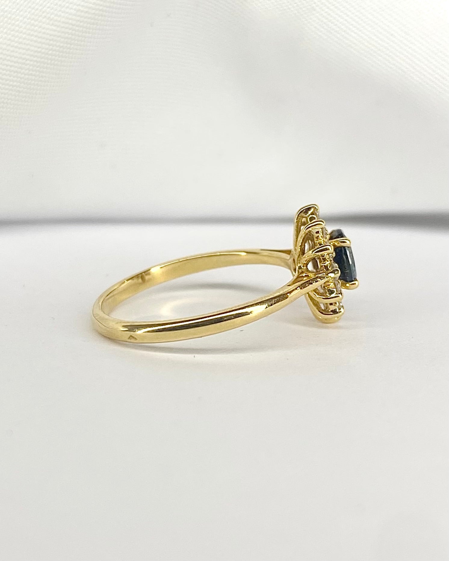 Bague Marguerite Saphir 0.54 carat &amp; Diamants "Astrée" - Elliade Paris