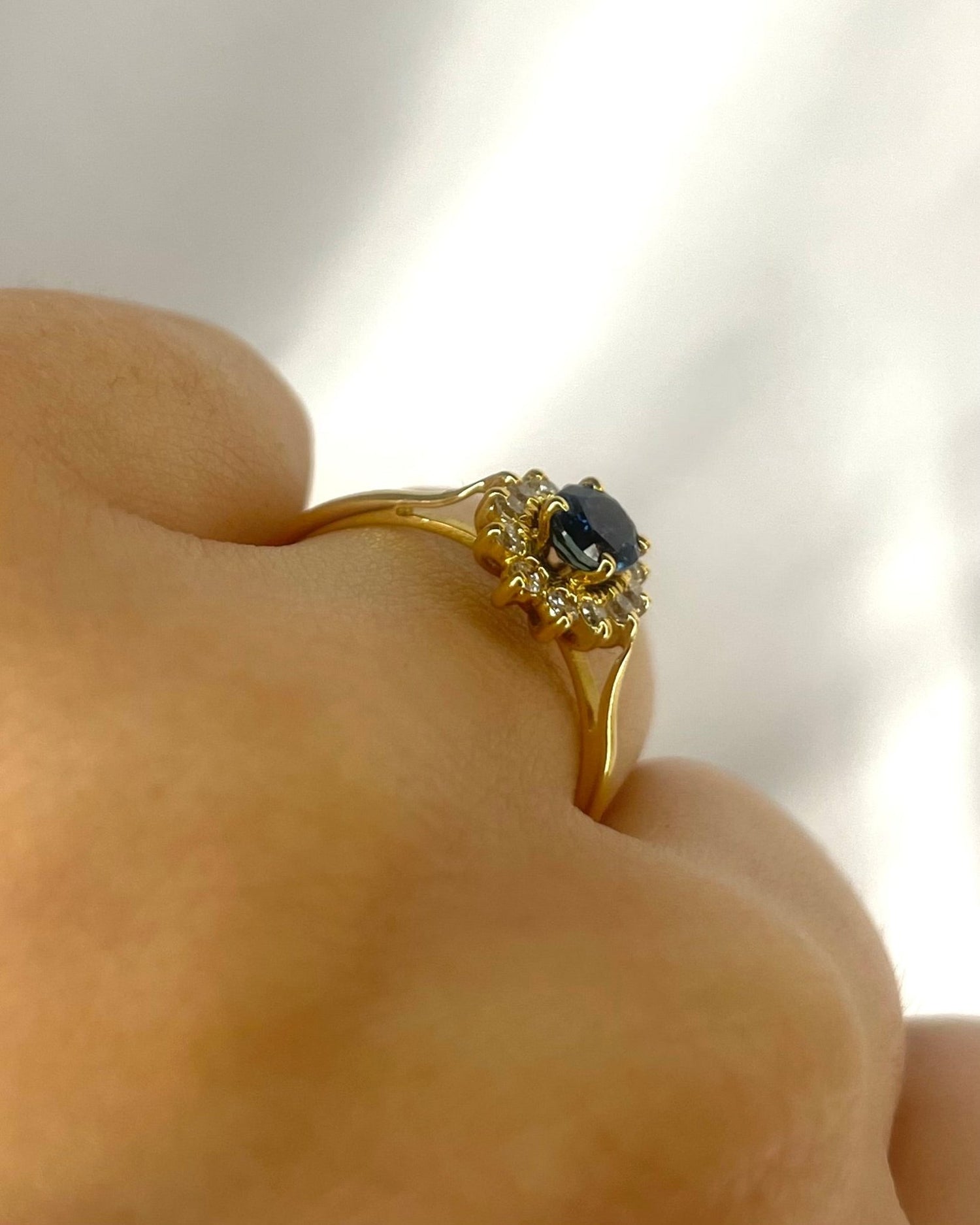 Bague Marguerite Saphir 0.54 carat &amp; Diamants "Astrée" - Elliade Paris