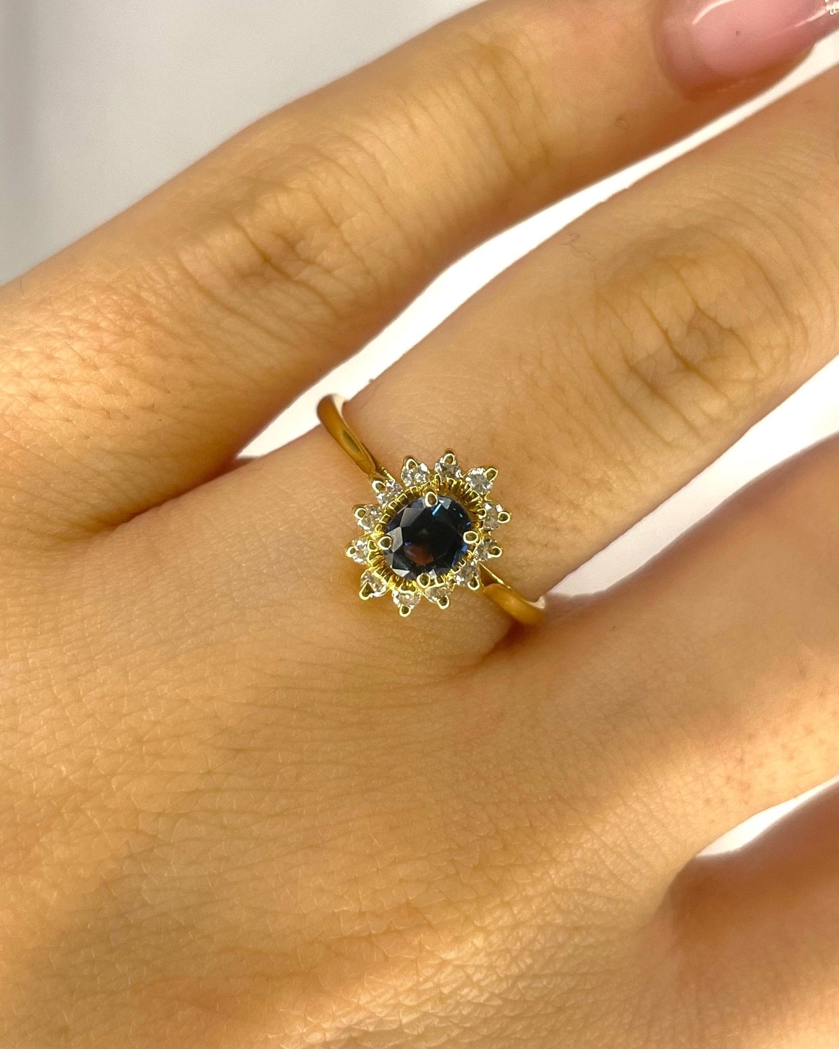 Bague Marguerite Saphir 0.54 carat &amp; Diamants "Astrée" - Elliade Paris