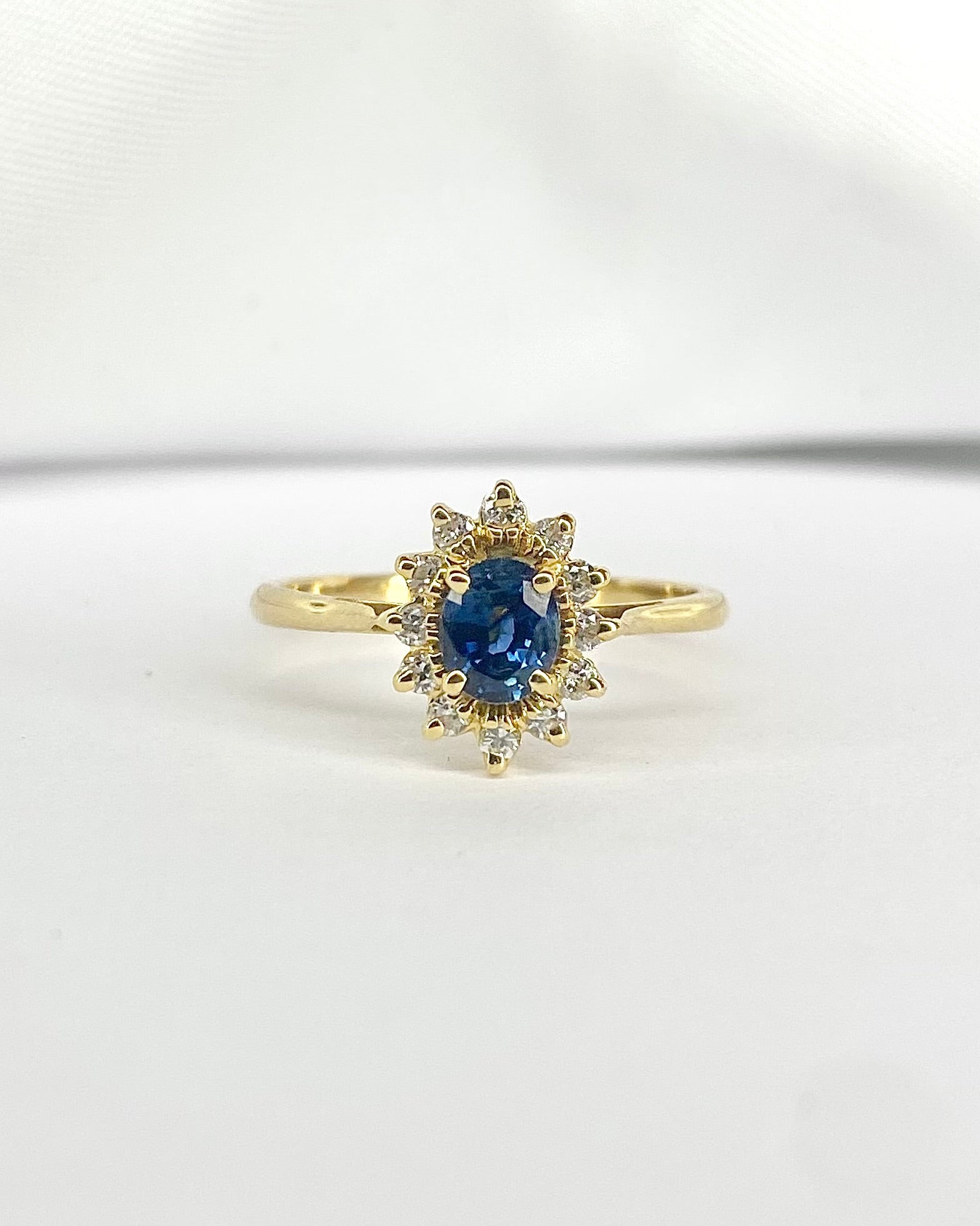Bague Marguerite Saphir 0.54 carat &amp; Diamants "Astrée" - Elliade Paris