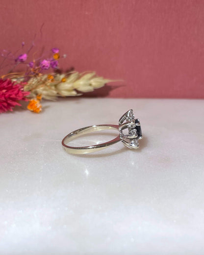 Bague Marguerite Saphir 0.55 Carat &amp; Diamants &quot;Rory&quot; - Elliade Paris
