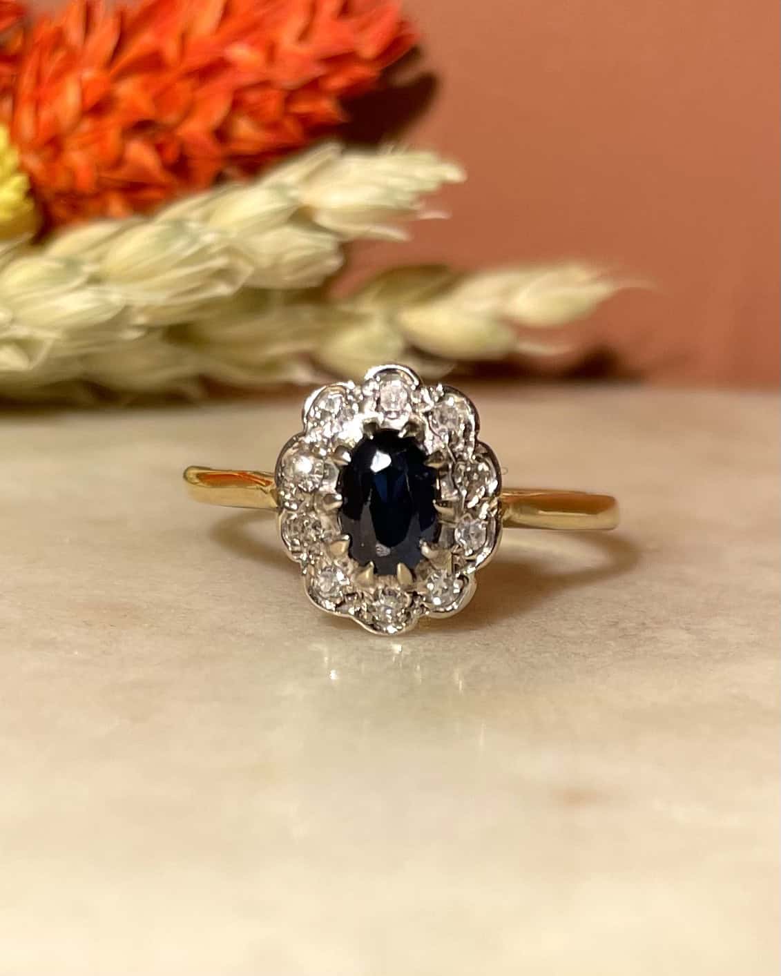 Bague Marguerite Saphir 0.55 carat &amp; Diamants "Sidonie" - Elliade Paris