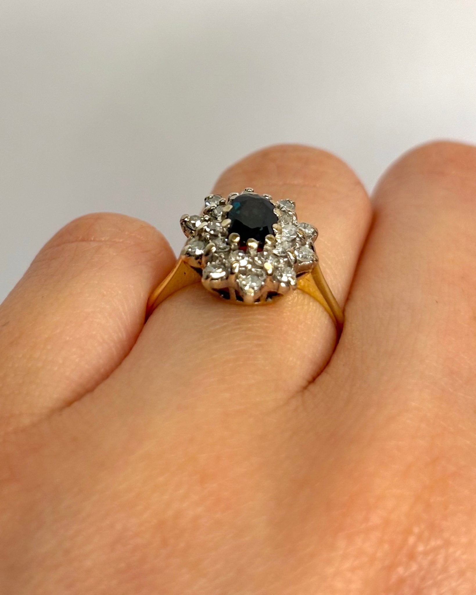 Bague Marguerite Saphir 0.56 carat &amp; Diamants "Olivia" - Elliade Paris