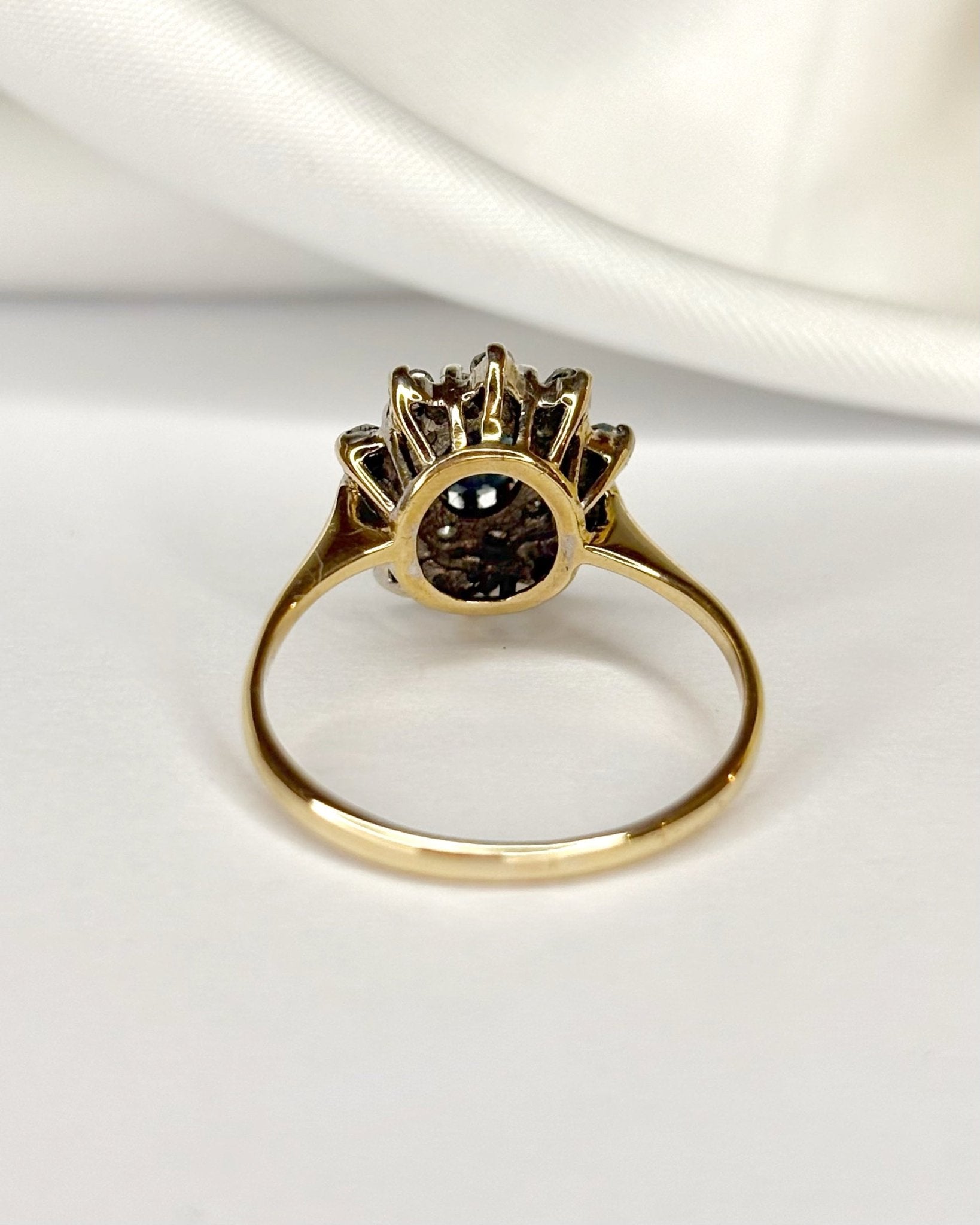 Bague Marguerite Saphir 0.56 carat &amp; Diamants "Olivia" - Elliade Paris