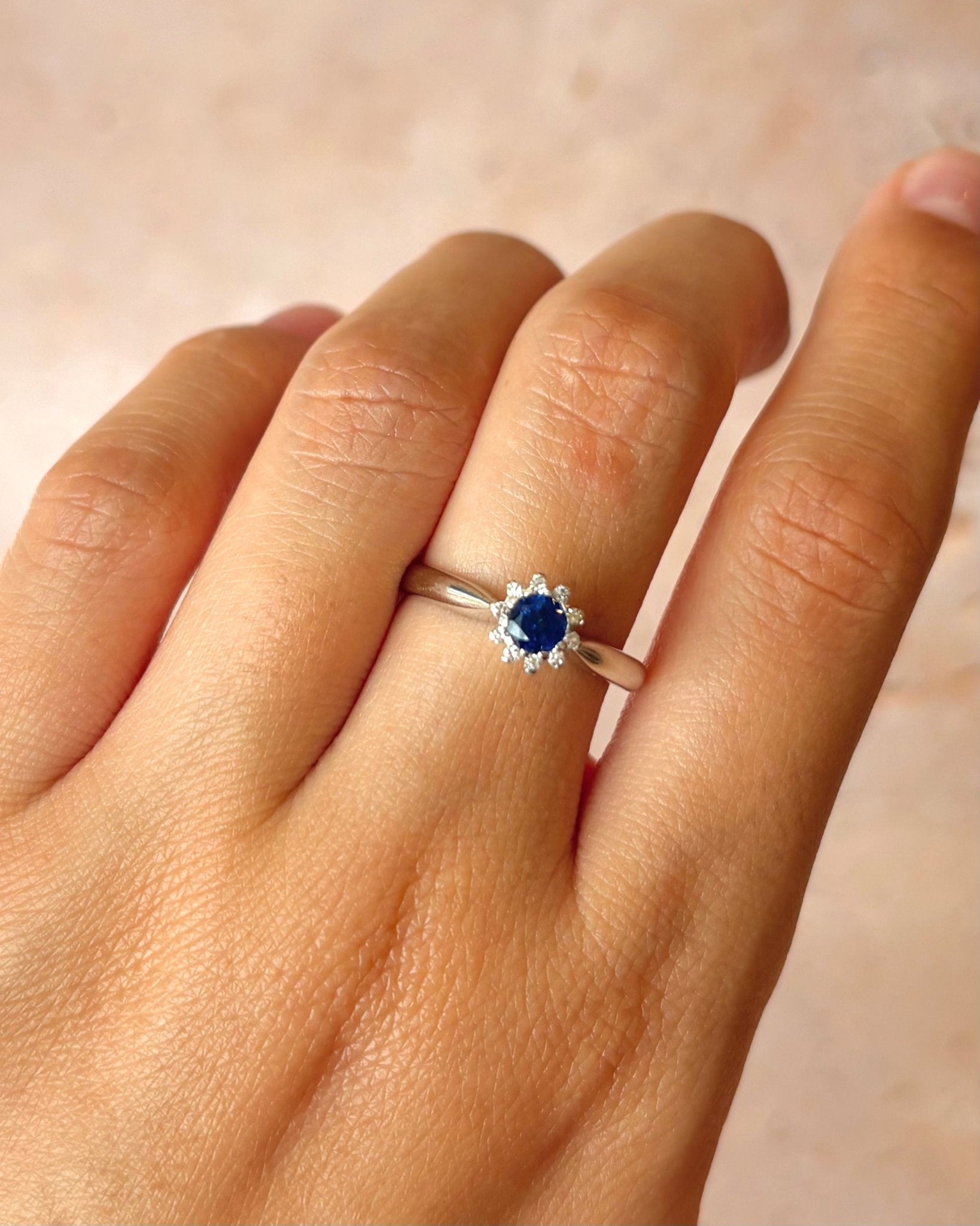 Bague Marguerite Saphir 0.56 carat &amp; Diamants "Silvia" - Elliade Paris