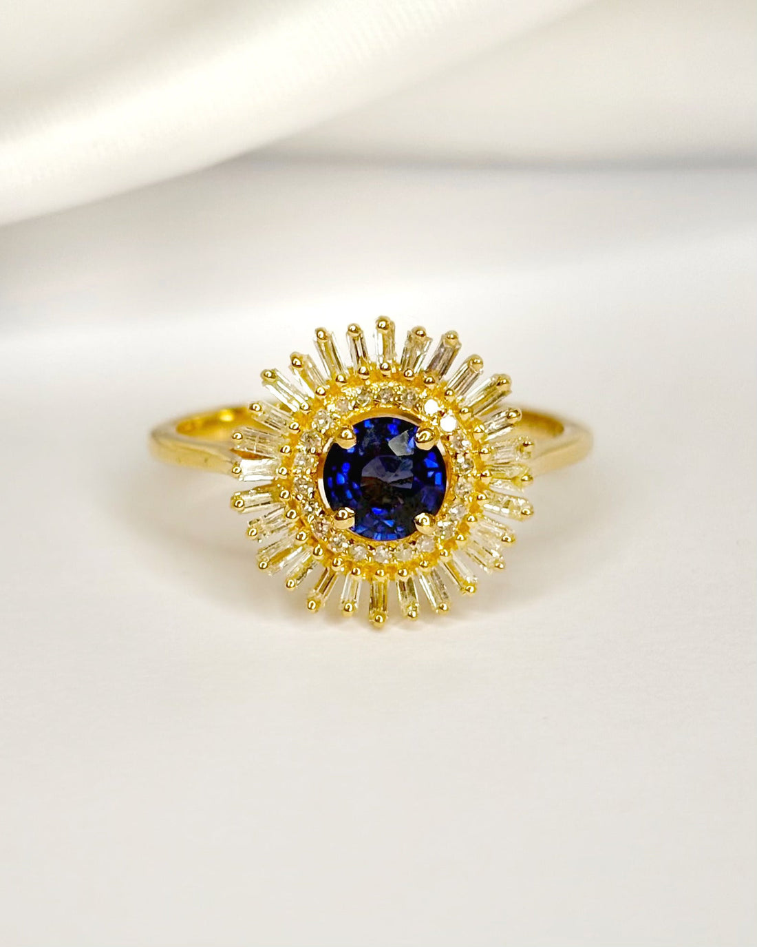 Bague Marguerite Saphir 0.57 carat &amp; Diamants 0.39 carat "Elio" - Elliade Paris