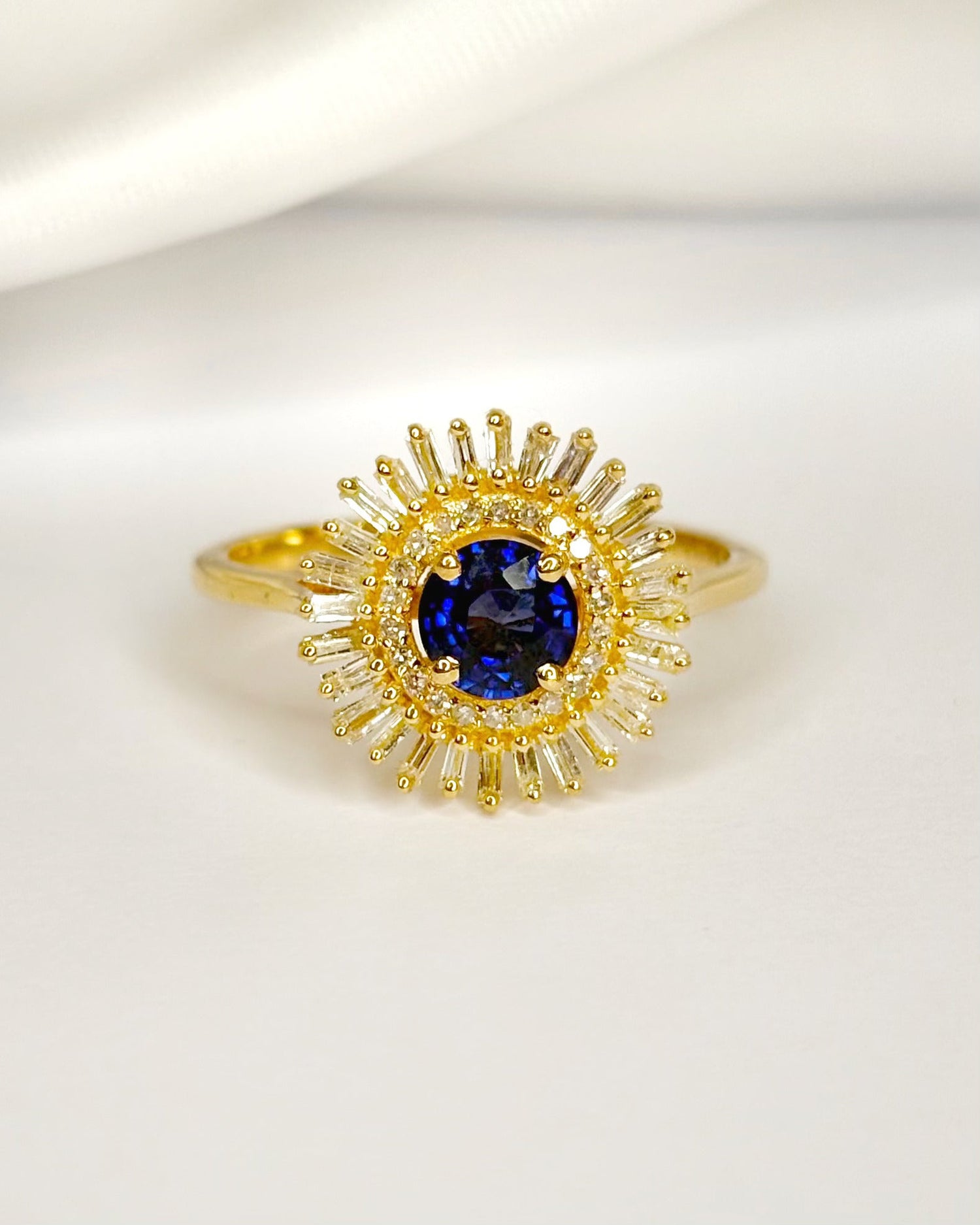 Bague Marguerite Saphir 0.57 carat &amp; Diamants 0.39 carat "Elio" - Elliade Paris
