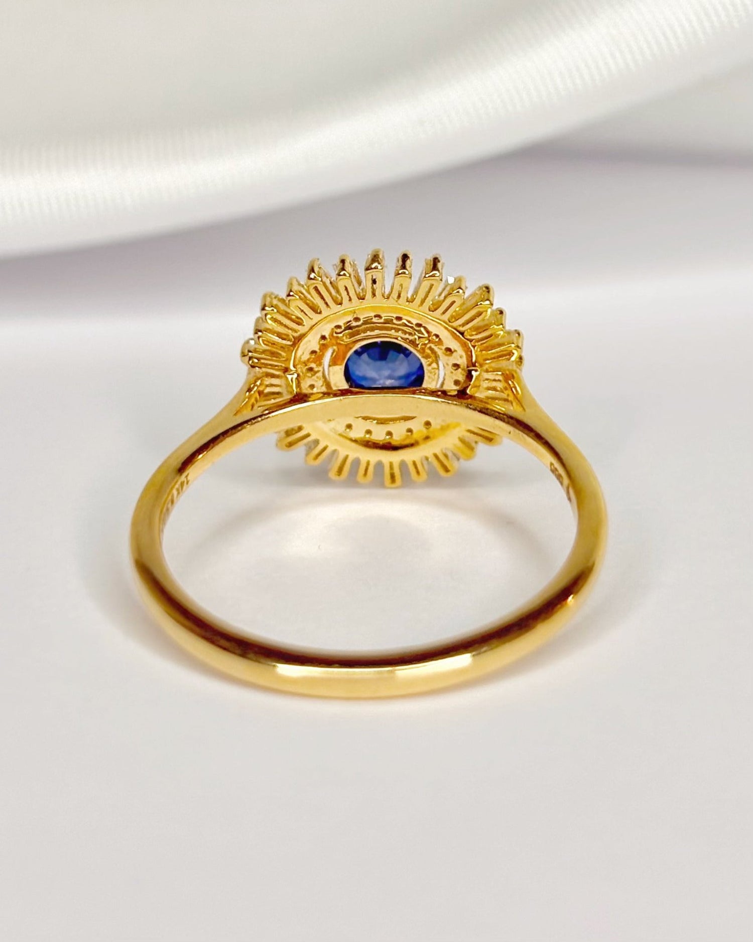 Bague Marguerite Saphir 0.57 carat &amp; Diamants 0.39 carat "Elio" - Elliade Paris