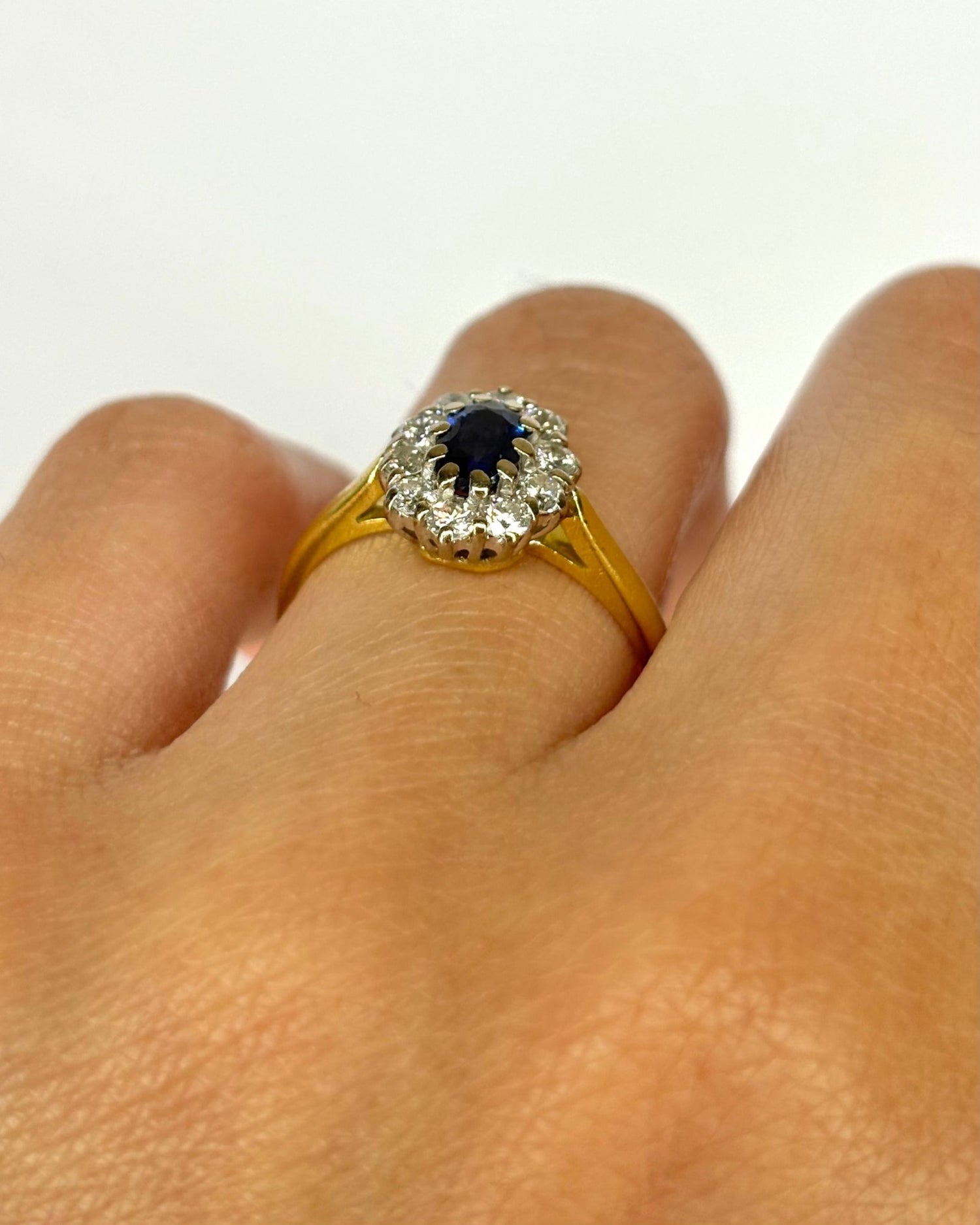 Bague Marguerite Saphir 0.57 carat &amp; Diamants 0.40 carat "Soumia" - Elliade Paris