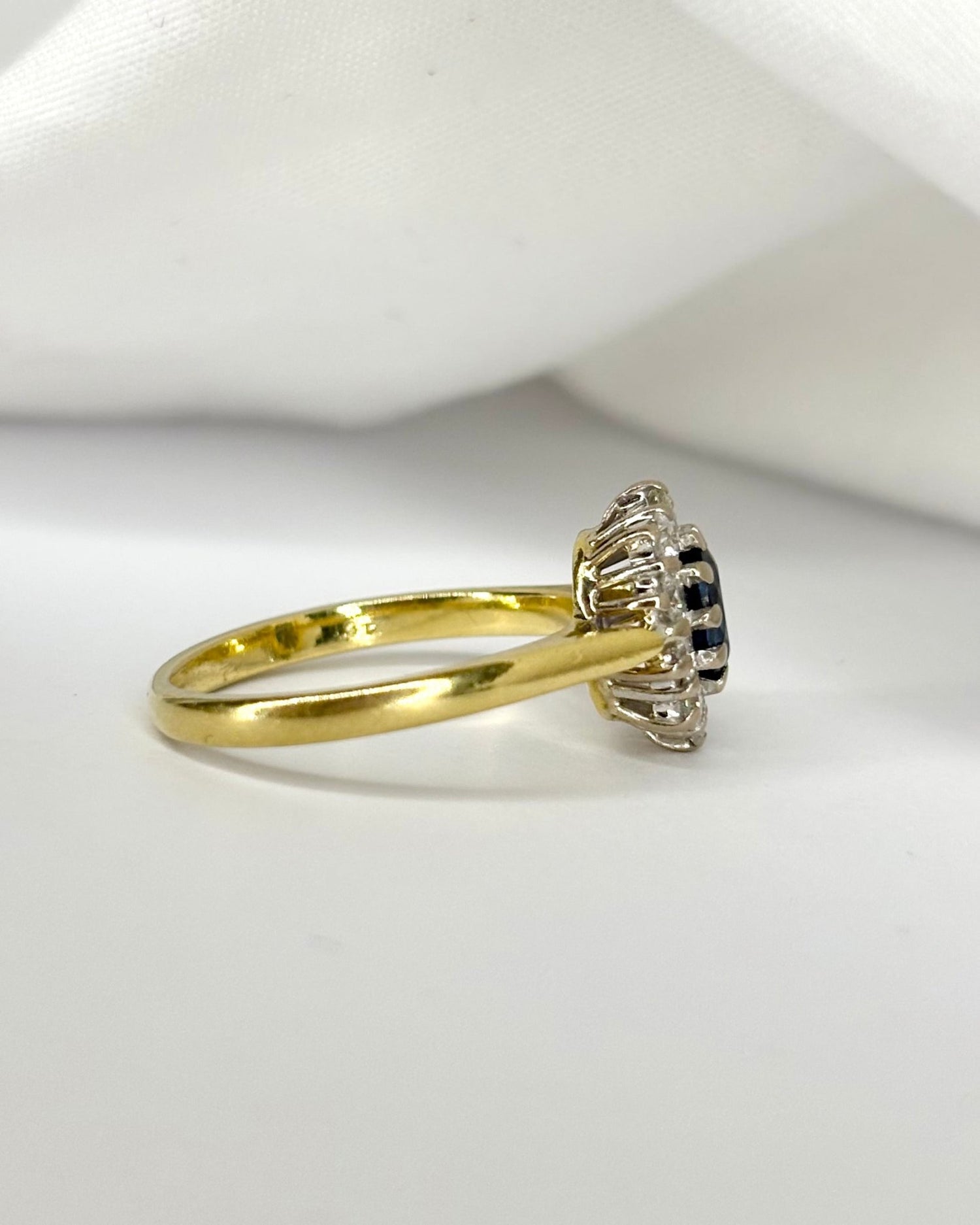 Bague Marguerite Saphir 0.57 carat &amp; Diamants 0.40 carat "Soumia" - Elliade Paris