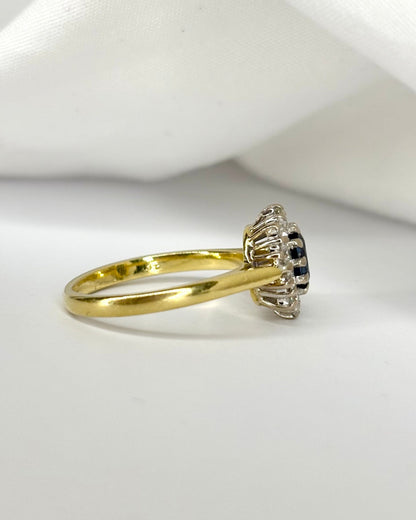 Bague Marguerite Saphir 0.57 carat &amp; Diamants 0.40 carat "Soumia" - Elliade Paris