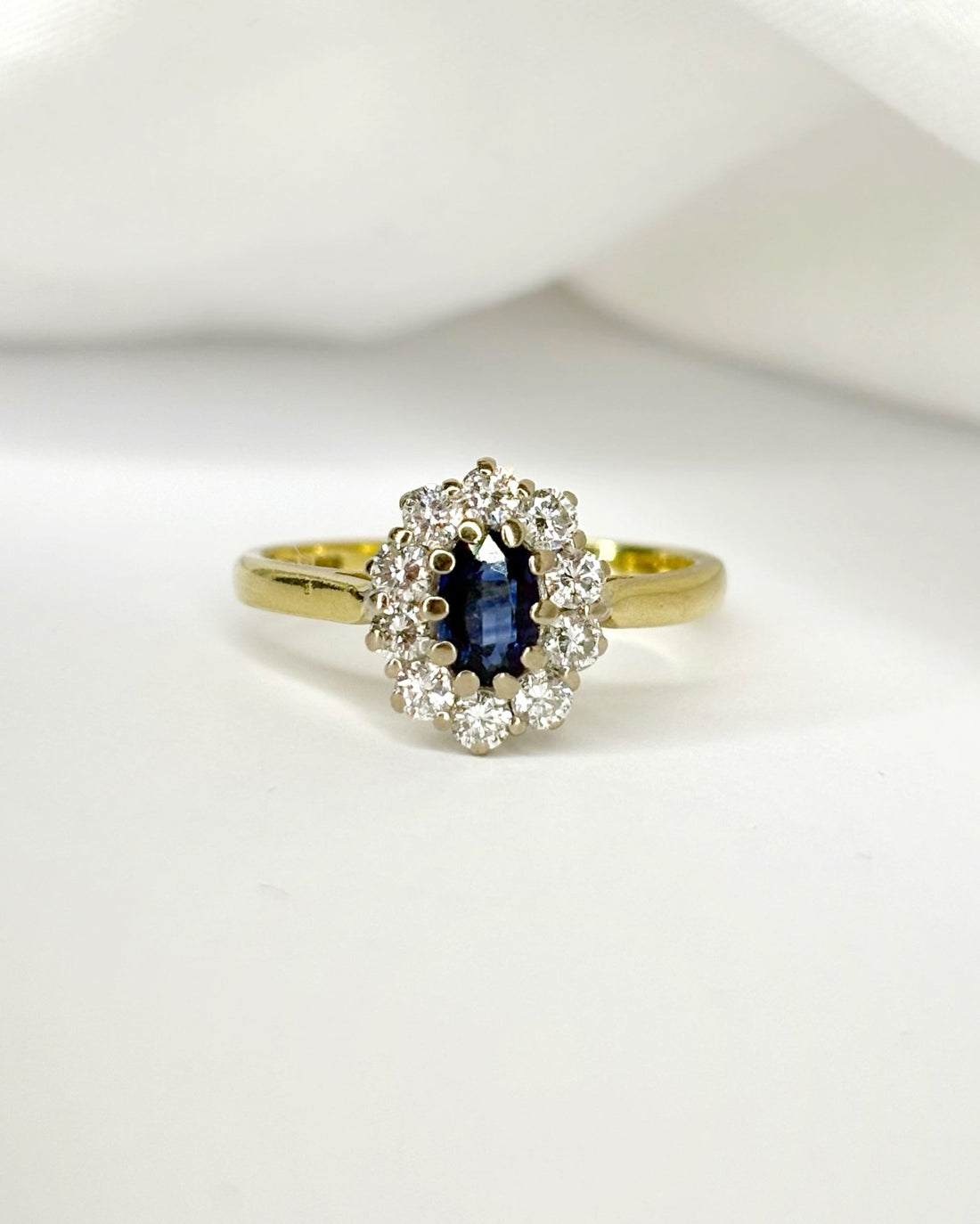 Bague Marguerite Saphir 0.57 carat &amp; Diamants 0.40 carat "Soumia" - Elliade Paris