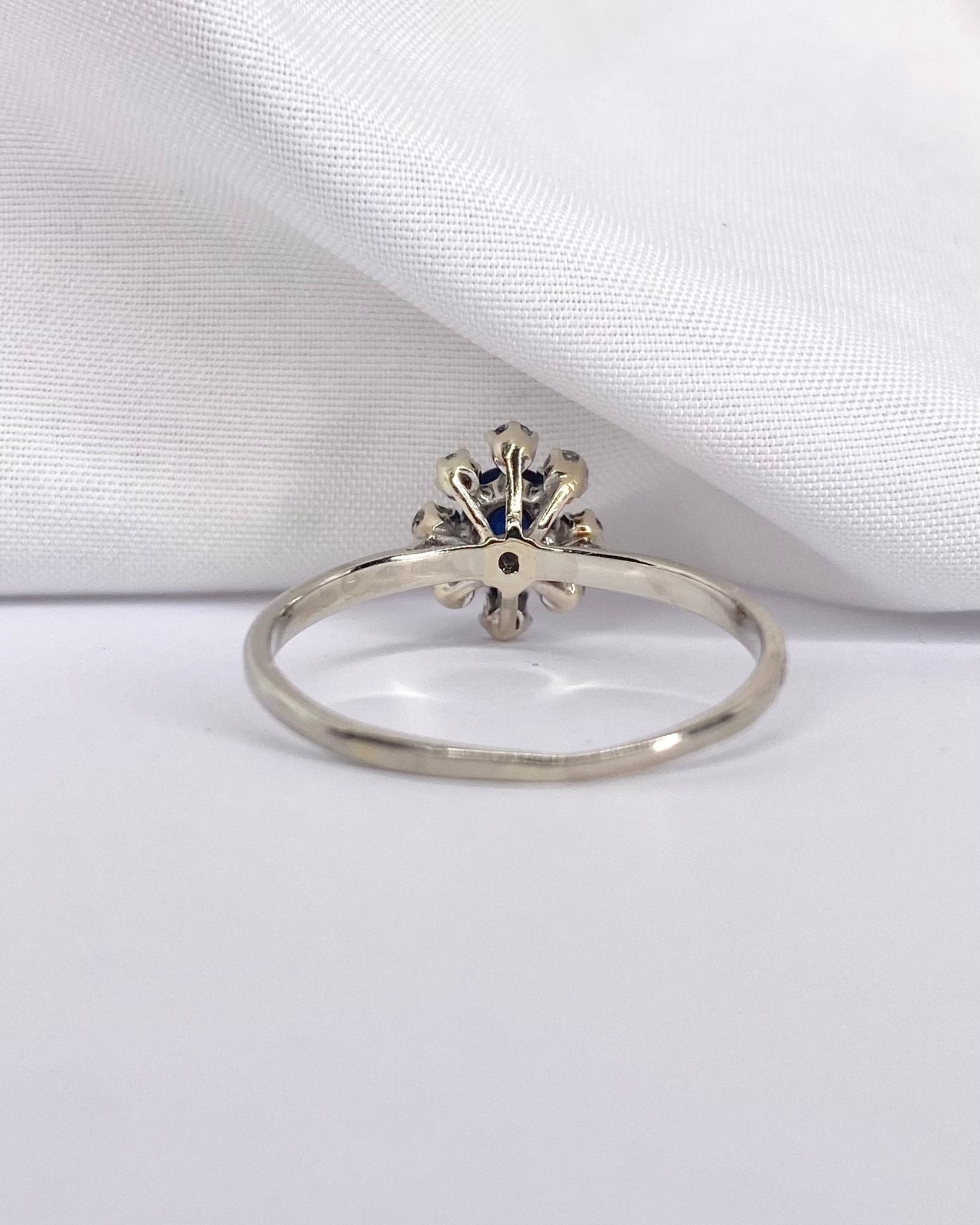 Bague Marguerite Saphir 0.60 carat &amp; 8 Diamants "Leonor" - Elliade Paris