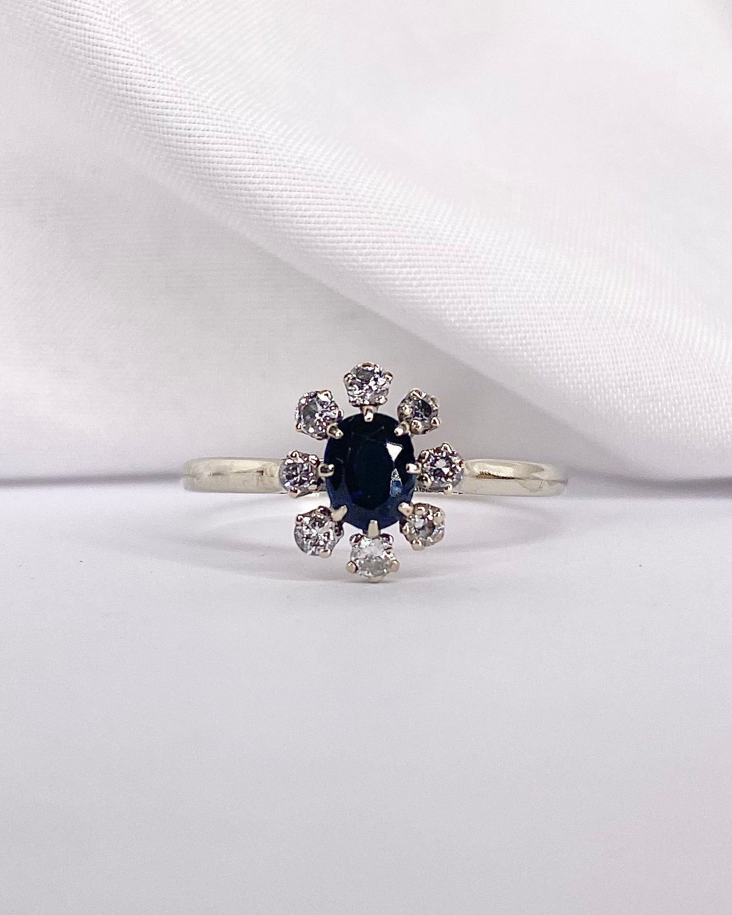 Bague Marguerite Saphir 0.60 carat &amp; 8 Diamants &quot;Leonor&quot; - Elliade Paris