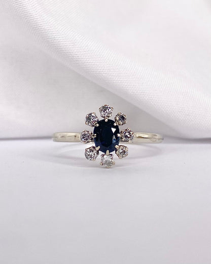 Bague Marguerite Saphir 0.60 carat &amp; 8 Diamants &quot;Leonor&quot; - Elliade Paris