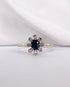 Bague Marguerite Saphir 0.60 carat & 8 Diamants "Leonor" - Elliade Paris