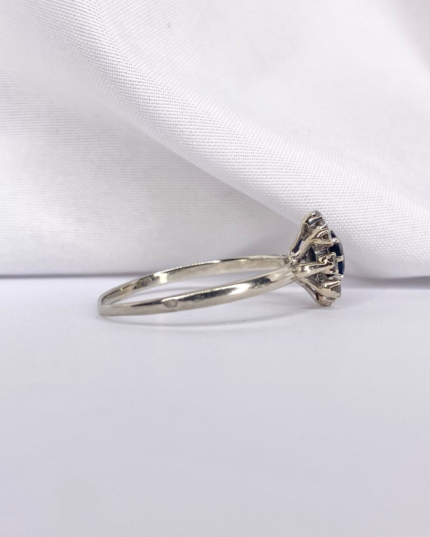 Bague Marguerite Saphir 0.60 carat &amp; 8 Diamants "Leonor" - Elliade Paris
