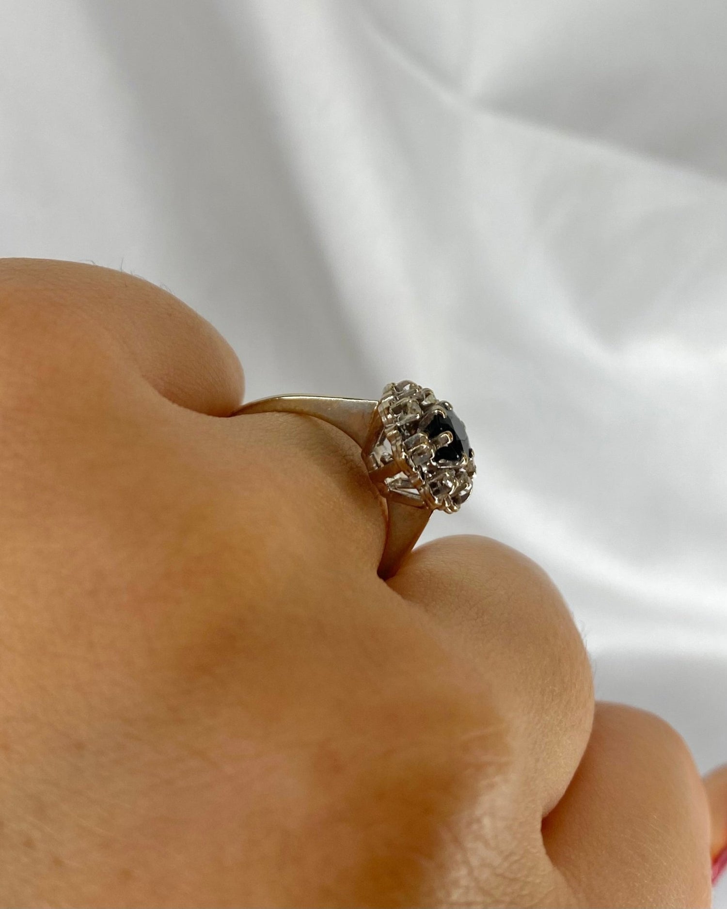 Bague Marguerite Saphir 0.60 carat &amp; 8 Diamants &quot;Mathilda&quot; - Elliade Paris