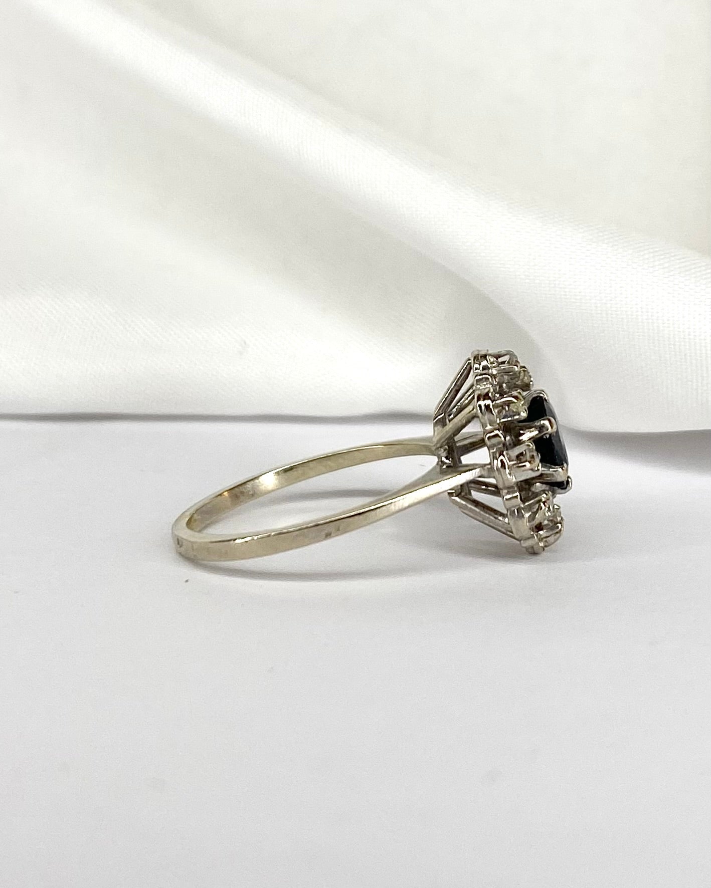 Bague Marguerite Saphir 0.60 carat &amp; 8 Diamants "Mathilda" - Elliade Paris