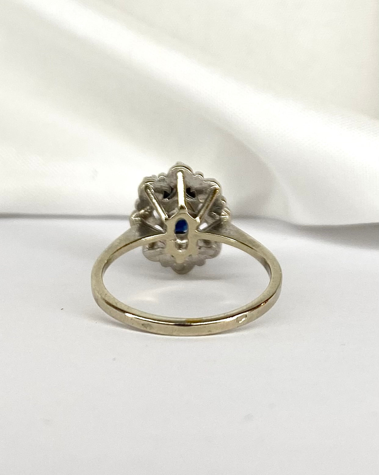 Bague Marguerite Saphir 0.60 carat &amp; 8 Diamants &quot;Mathilda&quot; - Elliade Paris