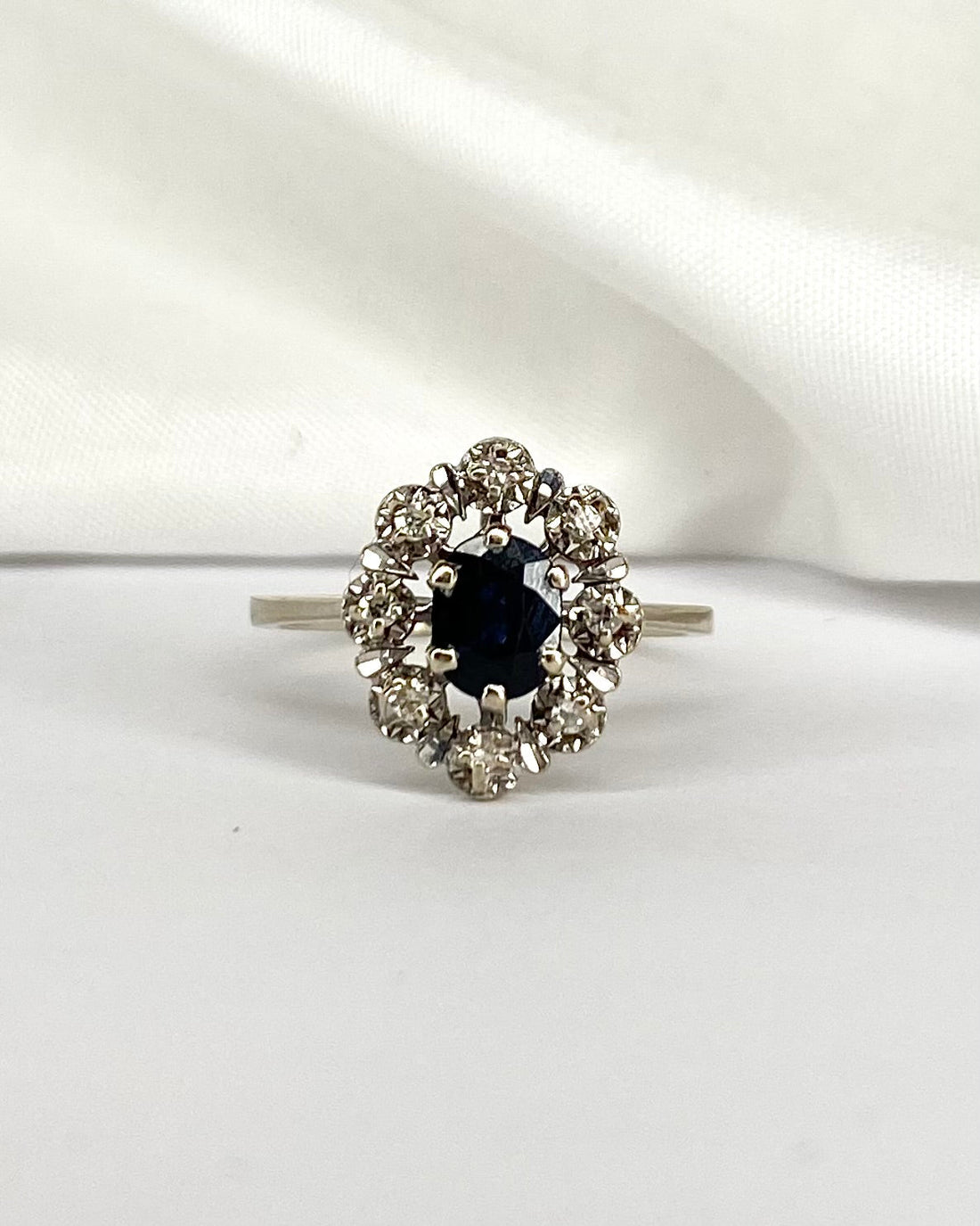 Bague Marguerite Saphir 0.60 carat &amp; 8 Diamants &quot;Mathilda&quot; - Elliade Paris