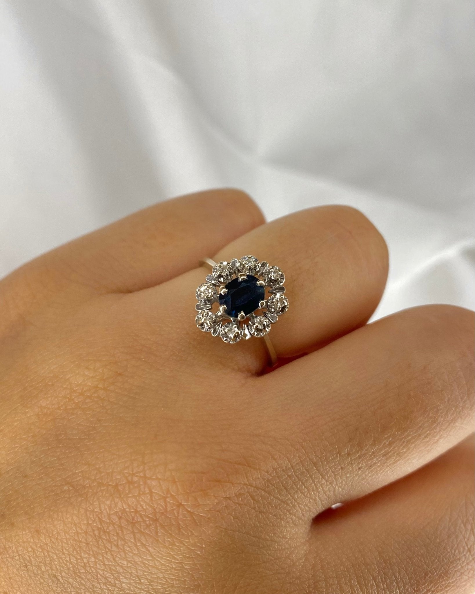 Bague Marguerite Saphir 0.60 carat &amp; 8 Diamants &quot;Mathilda&quot; - Elliade Paris