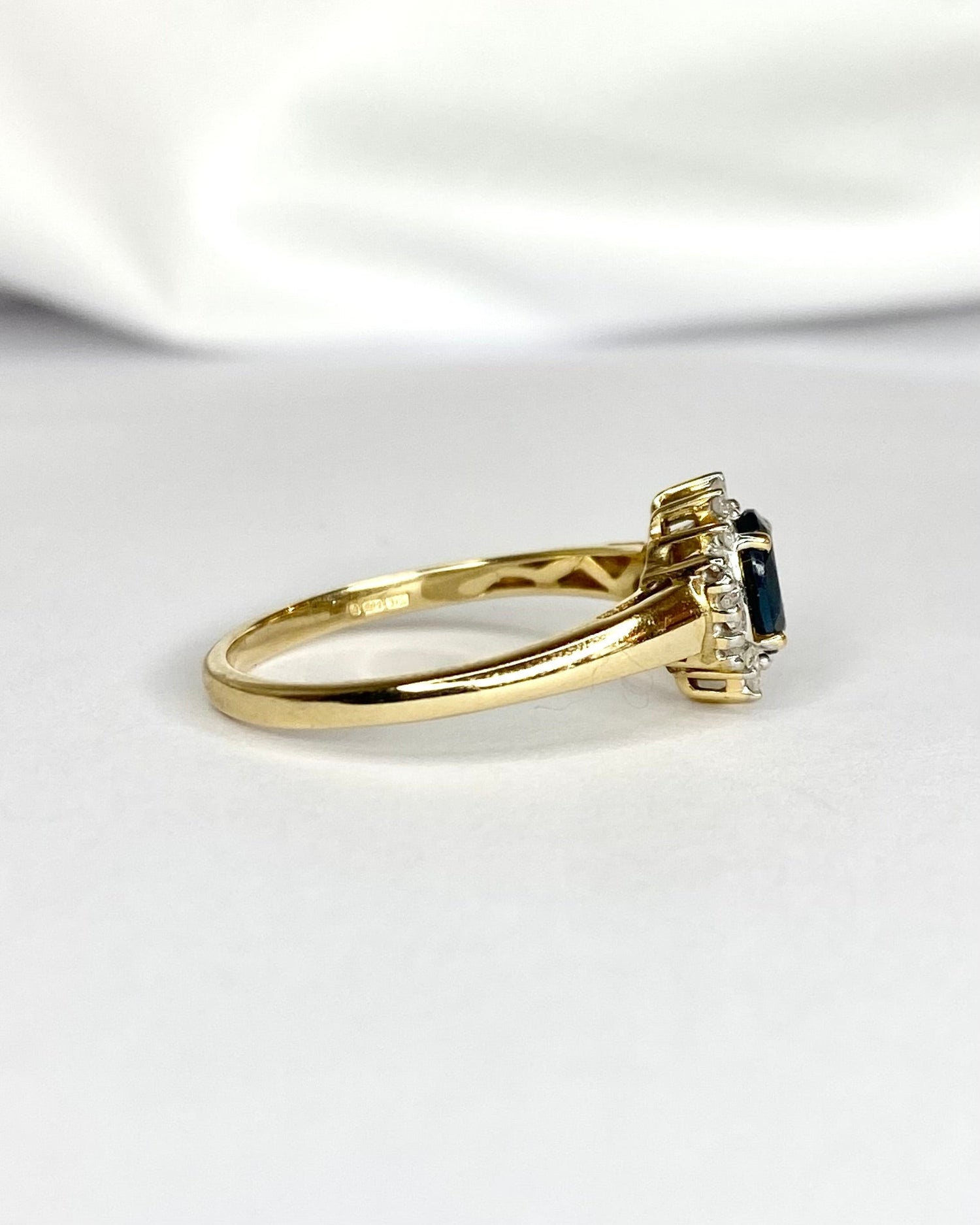 Bague Marguerite Saphir 0.60 carat &amp; Diamants 0.25 carat "Soizic" - Elliade Paris