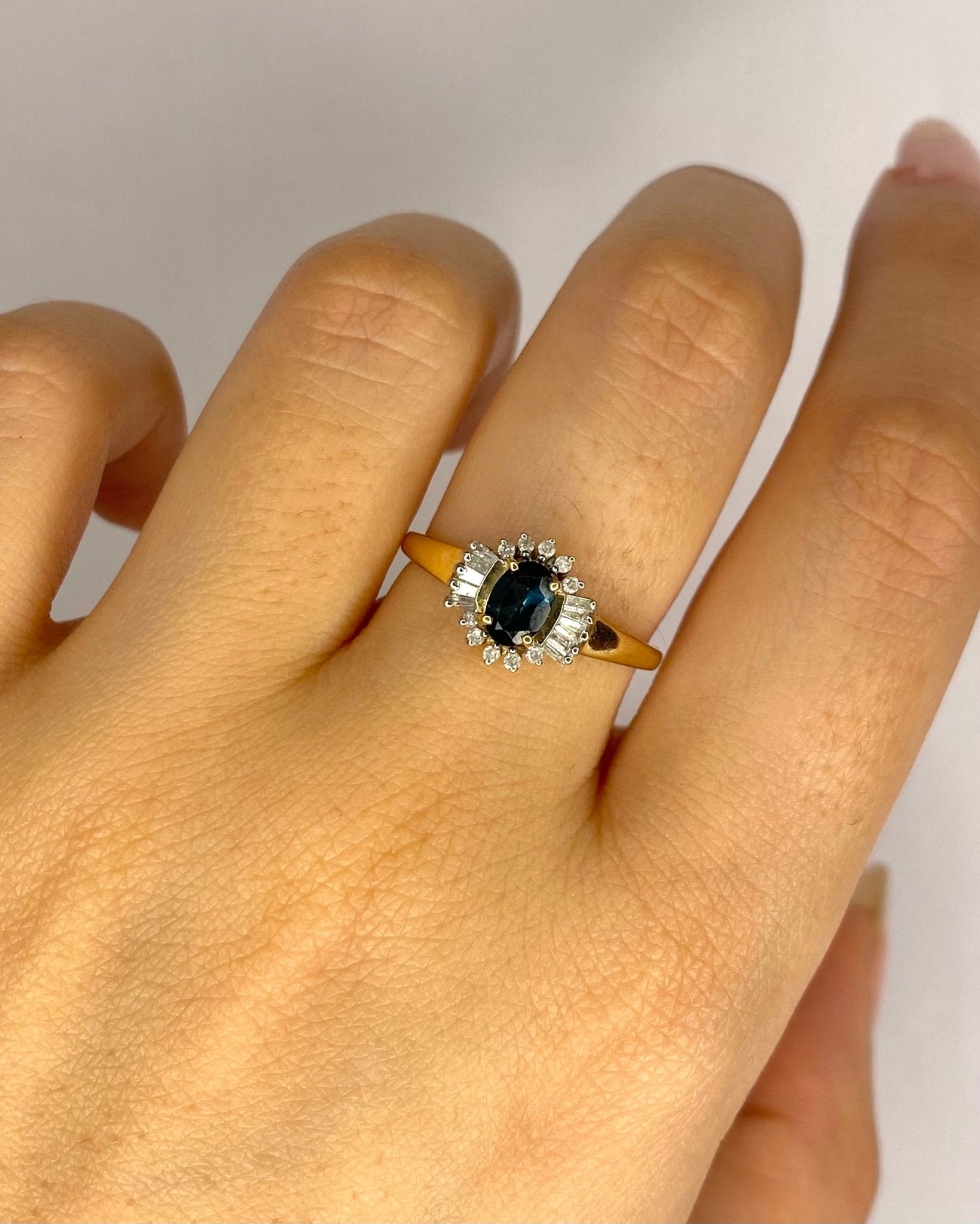 Bague Marguerite Saphir 0.60 carat &amp; Diamants 0.25 carat "Soizic" - Elliade Paris