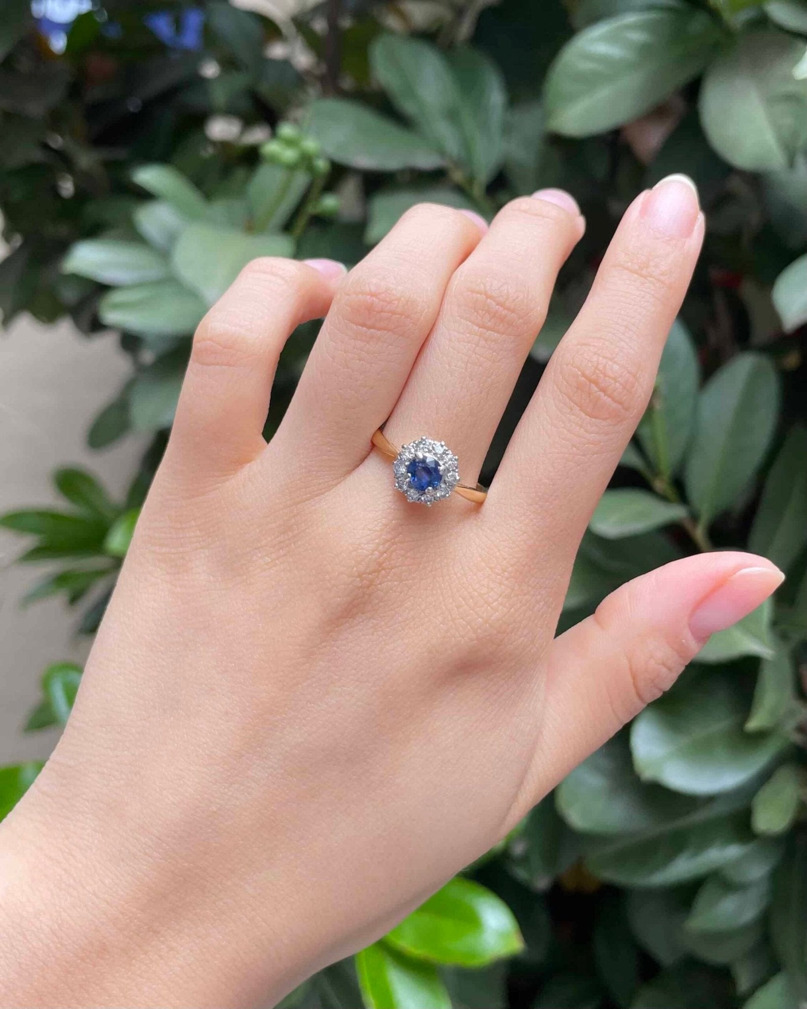 Bague Marguerite Saphir 0.60 carat &amp; Diamants 0.30 carat "Ghaya" - Elliade Paris