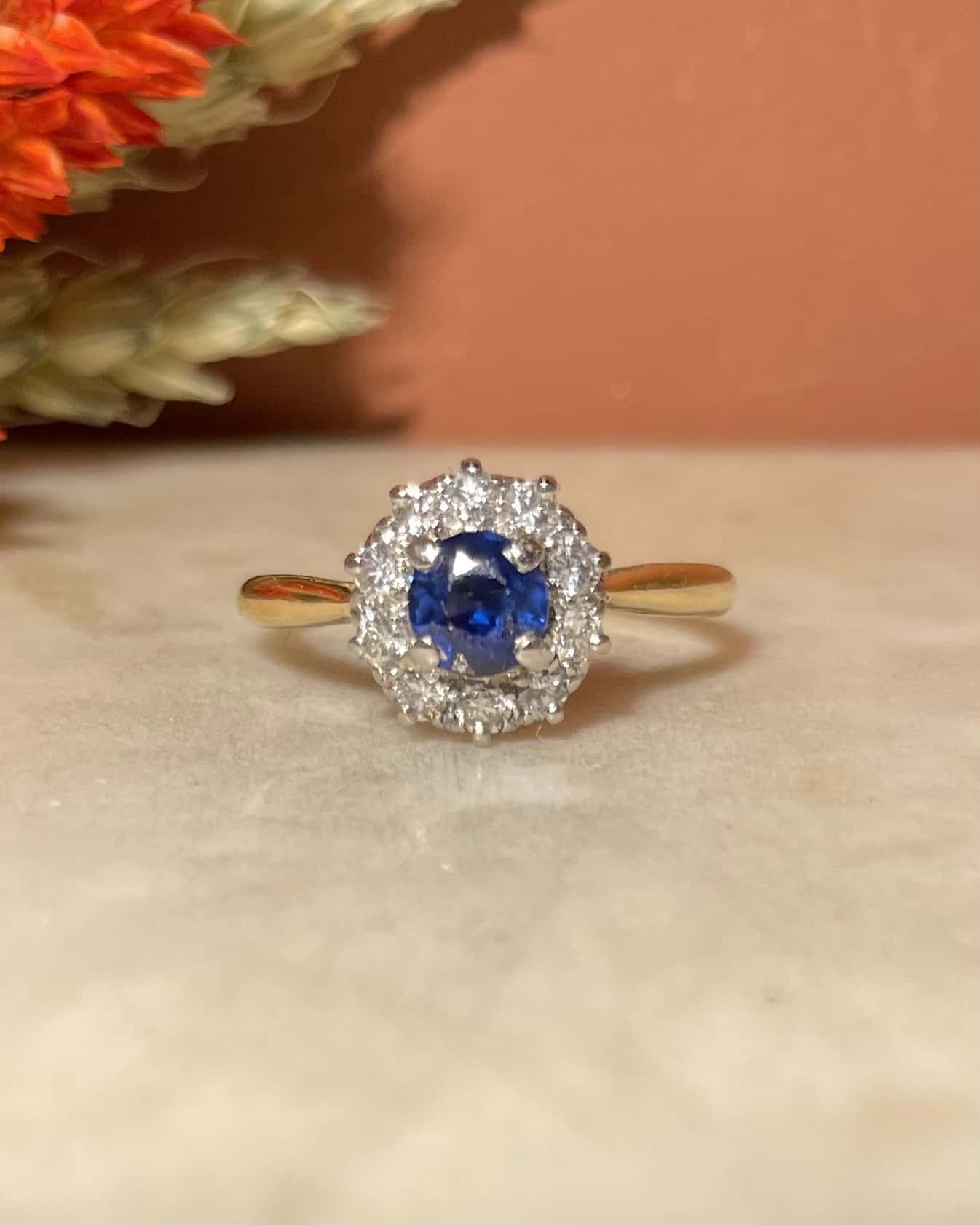 Bague Marguerite Saphir 0.60 carat &amp; Diamants 0.30 carat "Ghaya" - Elliade Paris